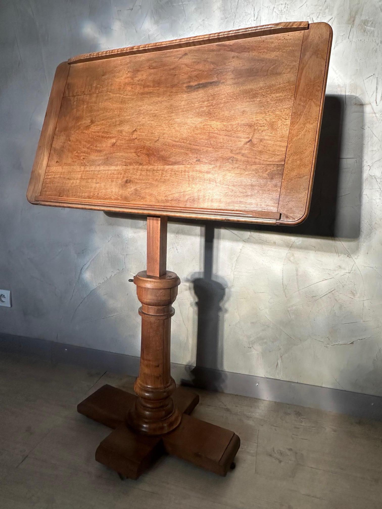 Noyer Table de lecture réglable en noyer du XIXe siècle, années 1890 en vente