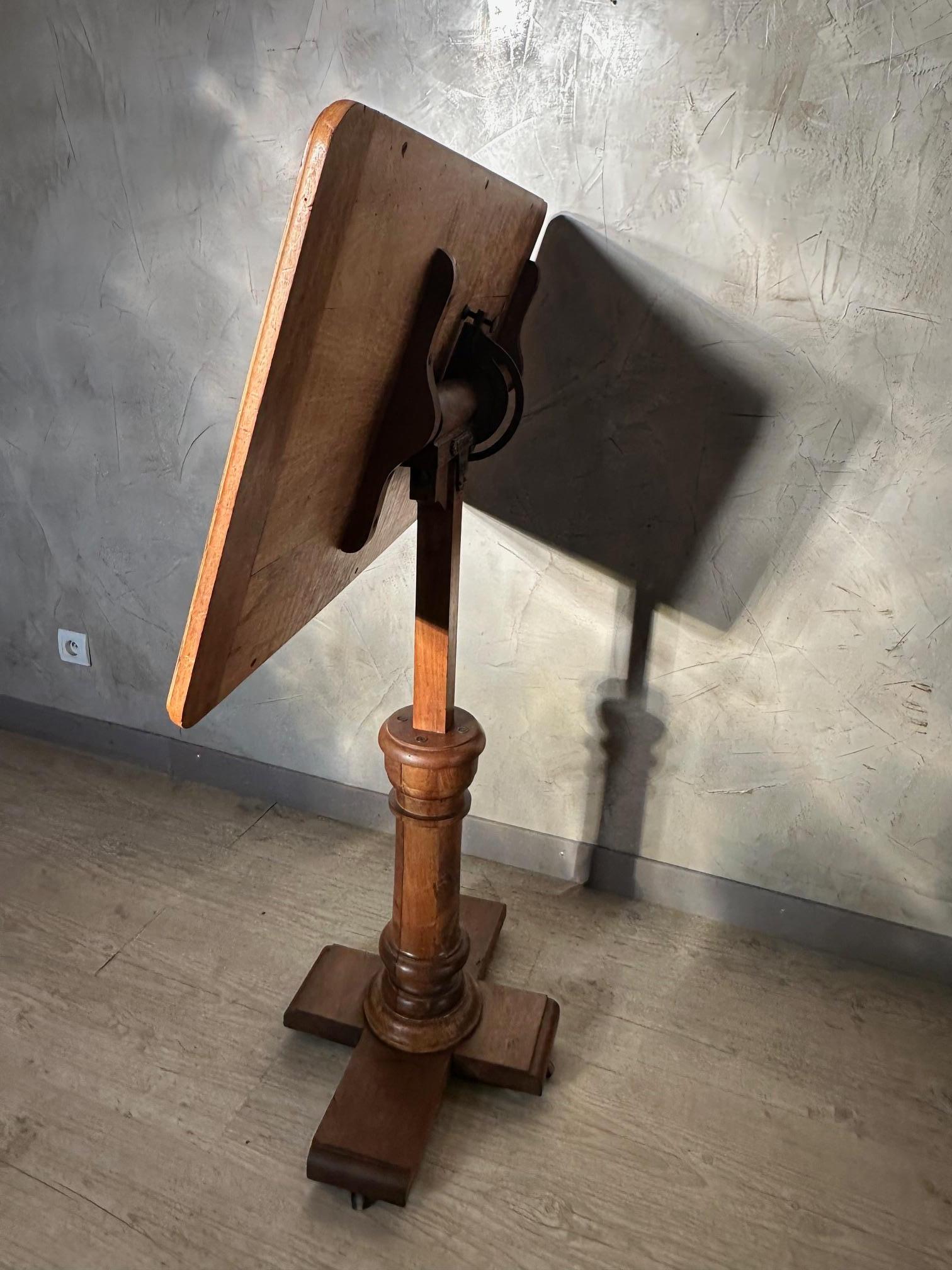 Table de lecture réglable en noyer du XIXe siècle, années 1890 en vente 1