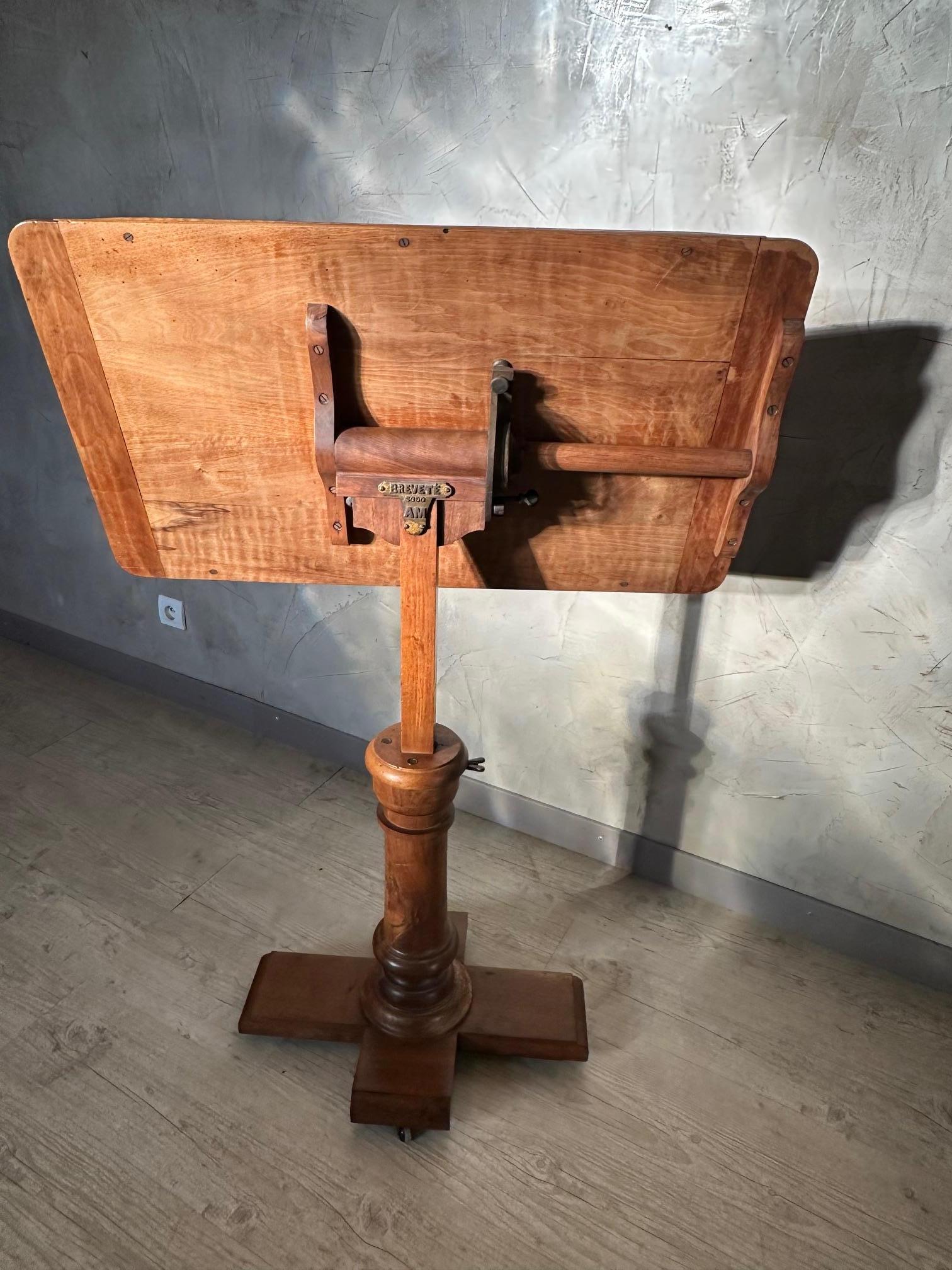 Table de lecture réglable en noyer du XIXe siècle, années 1890 en vente 2