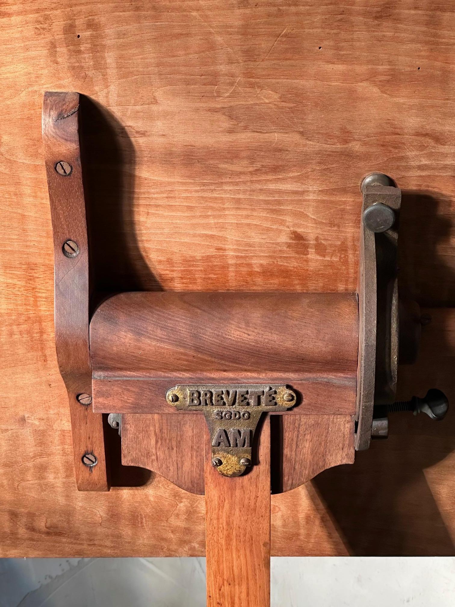Table de lecture réglable en noyer du XIXe siècle, années 1890 en vente 3