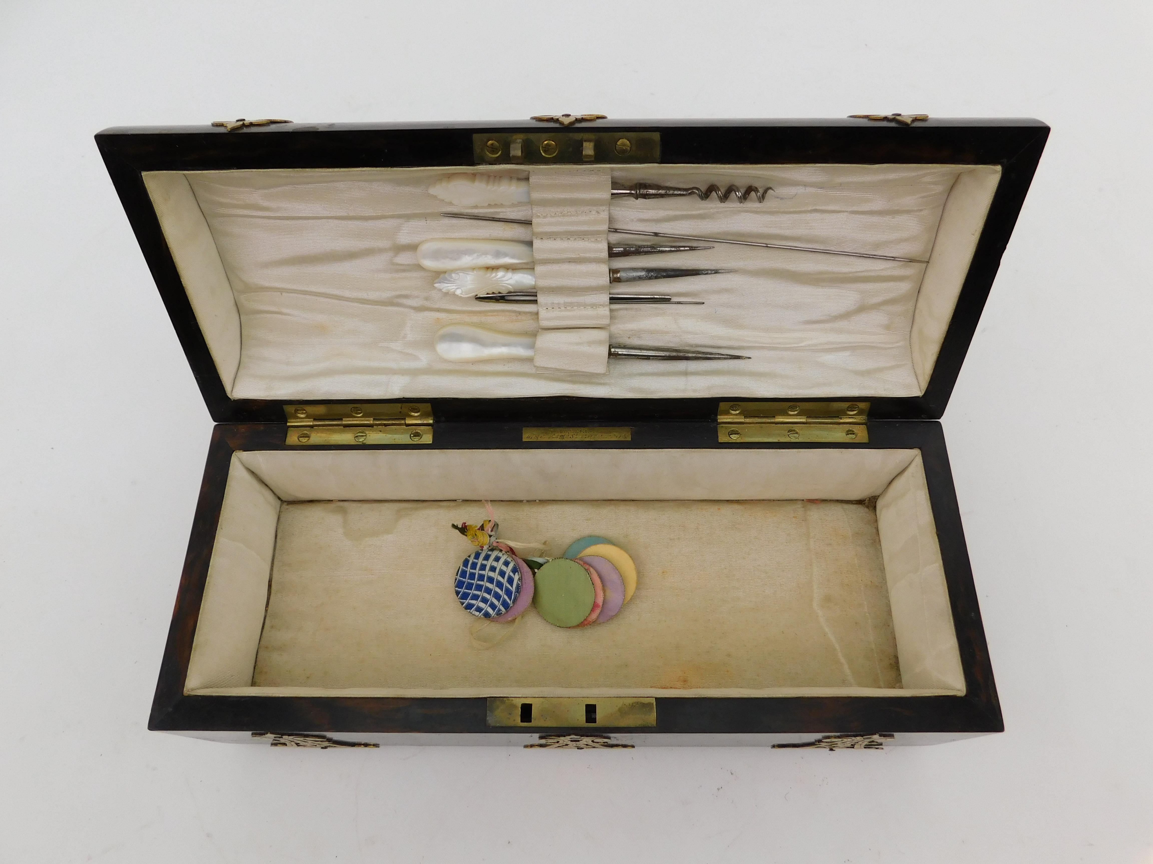 Boîte à couture anglaise du XIXe siècle en noyer et laiton à couvercle en forme de dôme en Wood en vente 2