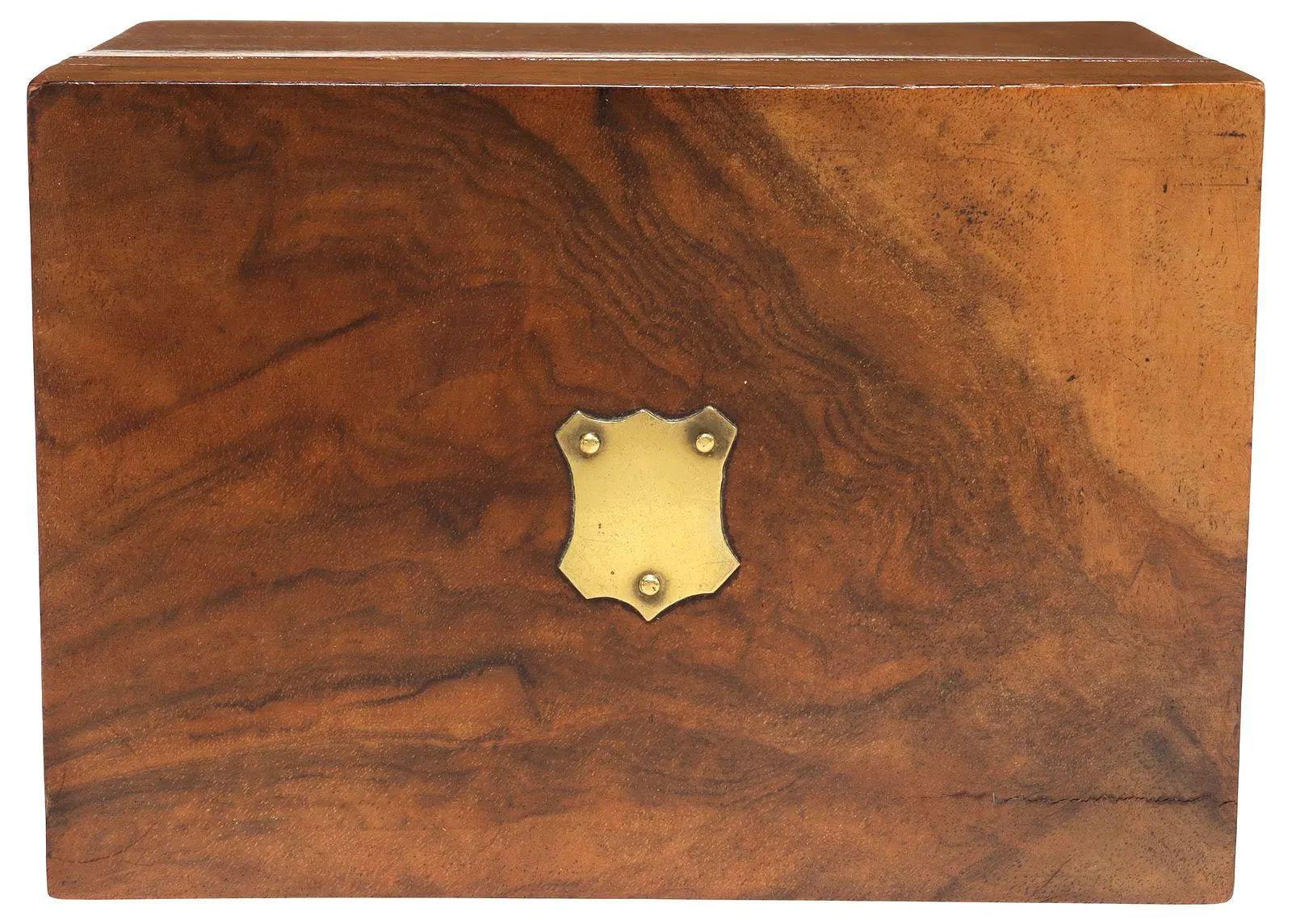 English 19th Century Walnut and Brass Tea Caddy For Sale