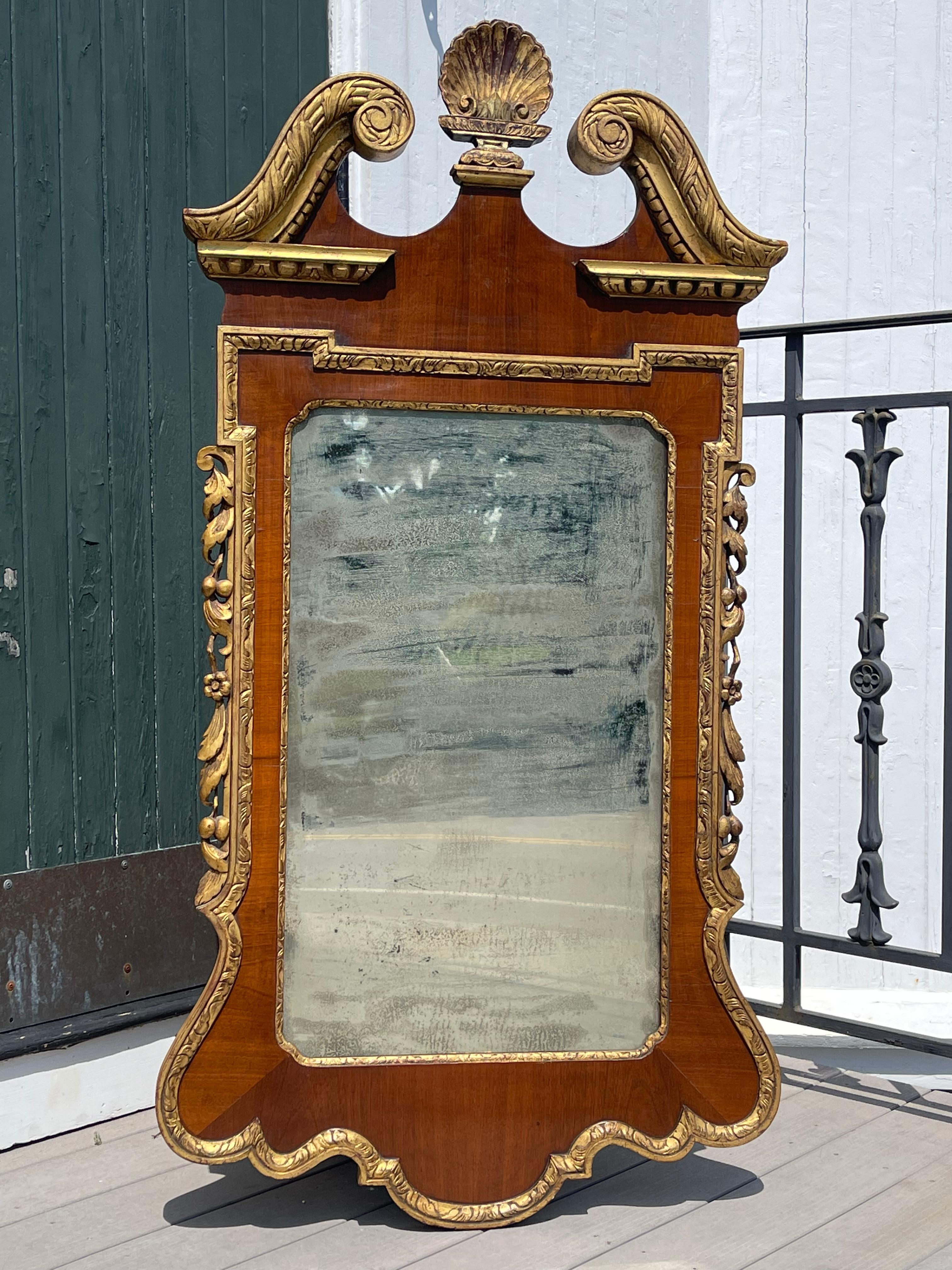 Américain Miroir Chippendale en noyer et dorures de Philadelphie du 19e siècle en vente