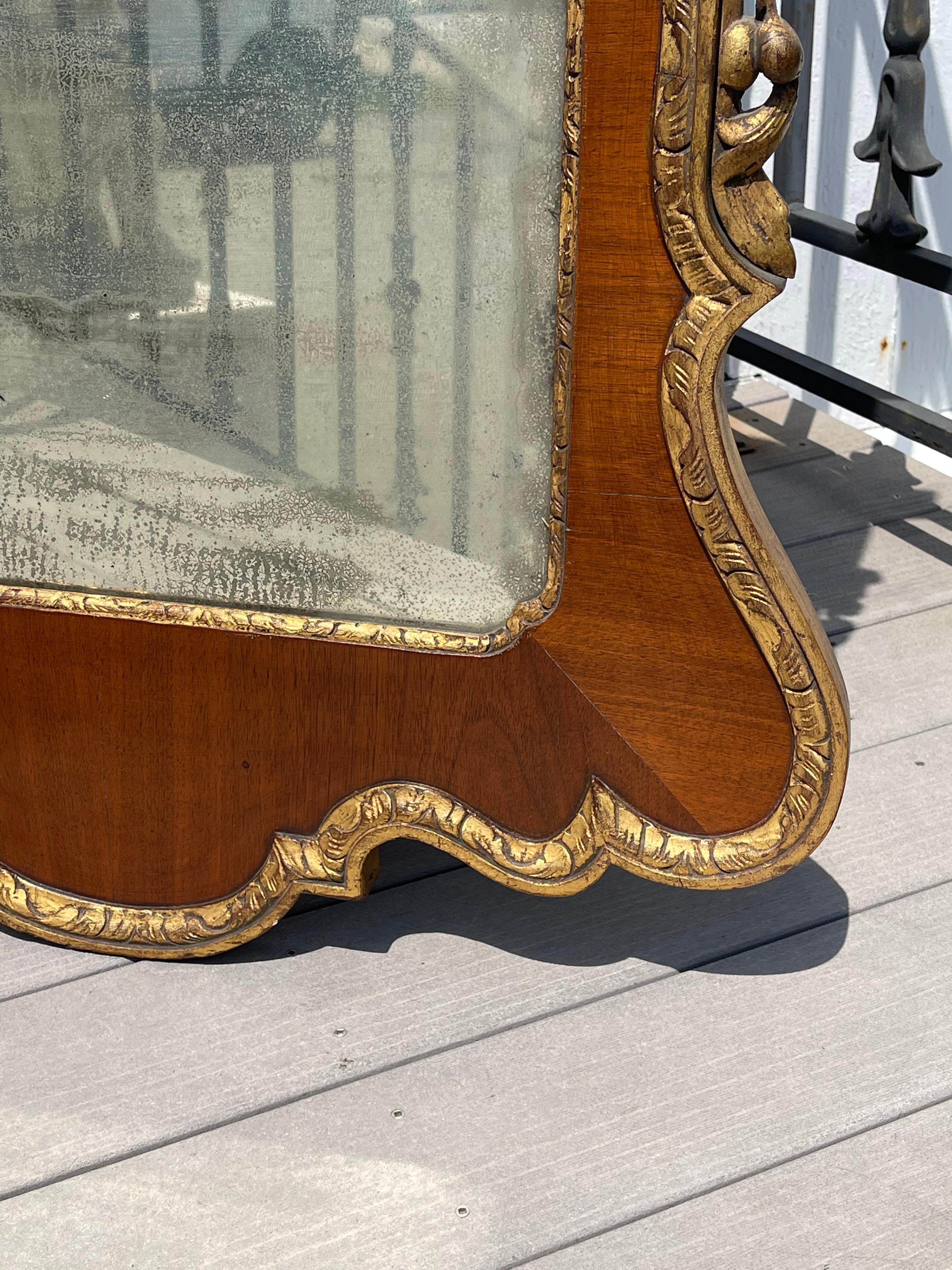 XIXe siècle Miroir Chippendale en noyer et dorures de Philadelphie du 19e siècle en vente