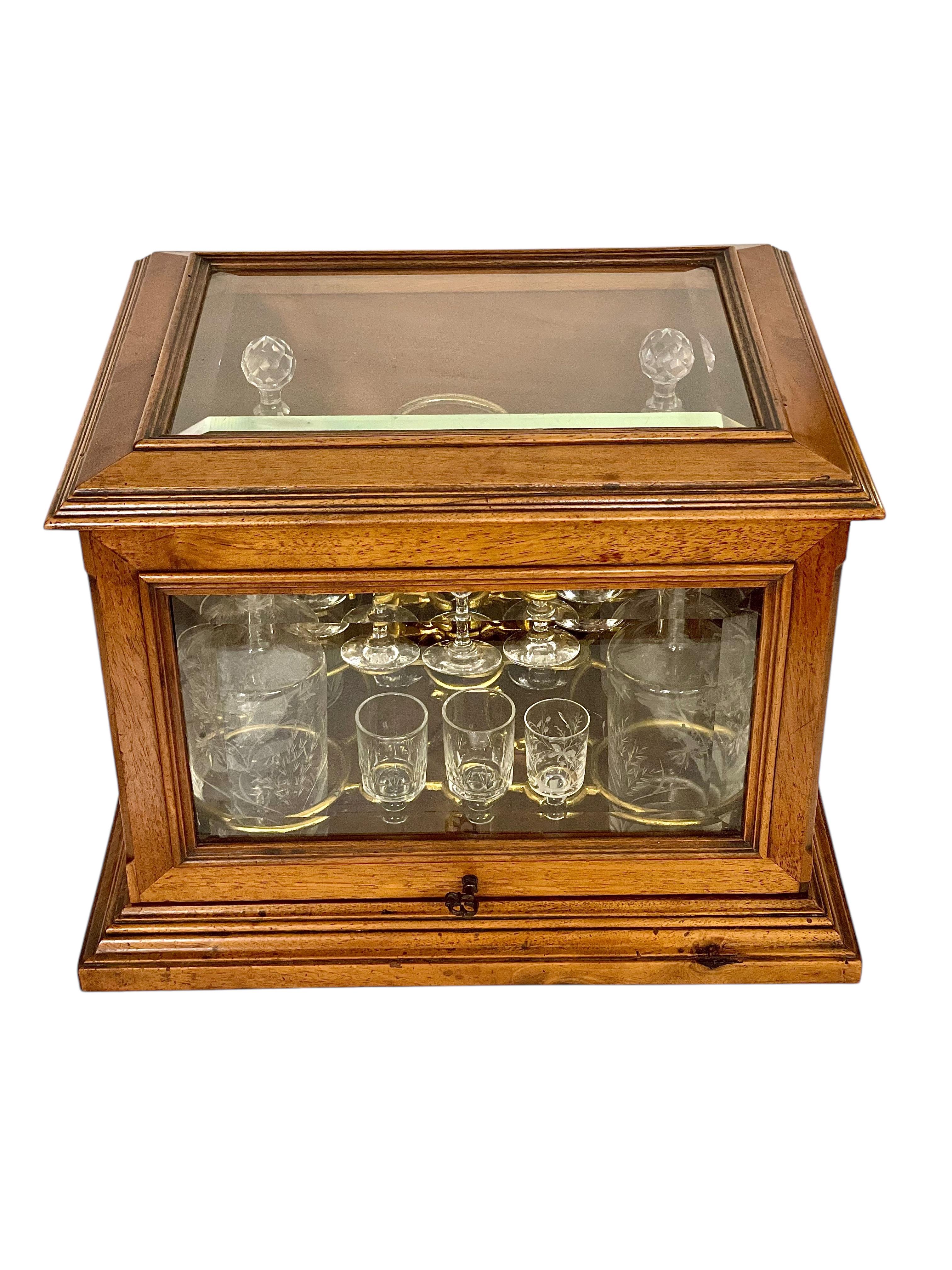 Adéntrate en la elegancia de la Francia del siglo XIX con esta magnífica licorera antigua, probablemente fabricada en madera de nogal noble. Conocido por su rico tono y su hermoso veteado, el nogal realza el atractivo intemporal del armario y pone