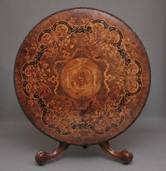 Table centrale en noyer et marqueterie du XIXe siècle