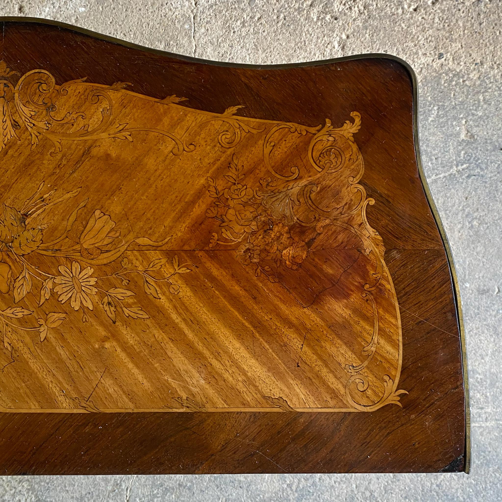 19th Century Walnut And Marquetry Inlaid Serpentine Card Table For Sale 2