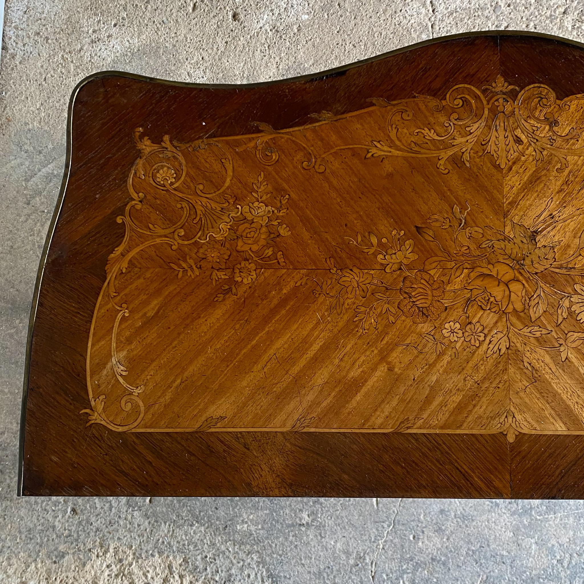 19th Century Walnut And Marquetry Inlaid Serpentine Card Table For Sale 3