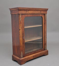 Nussbaum- und Intarsien-Pfeilerschrank aus dem 19.