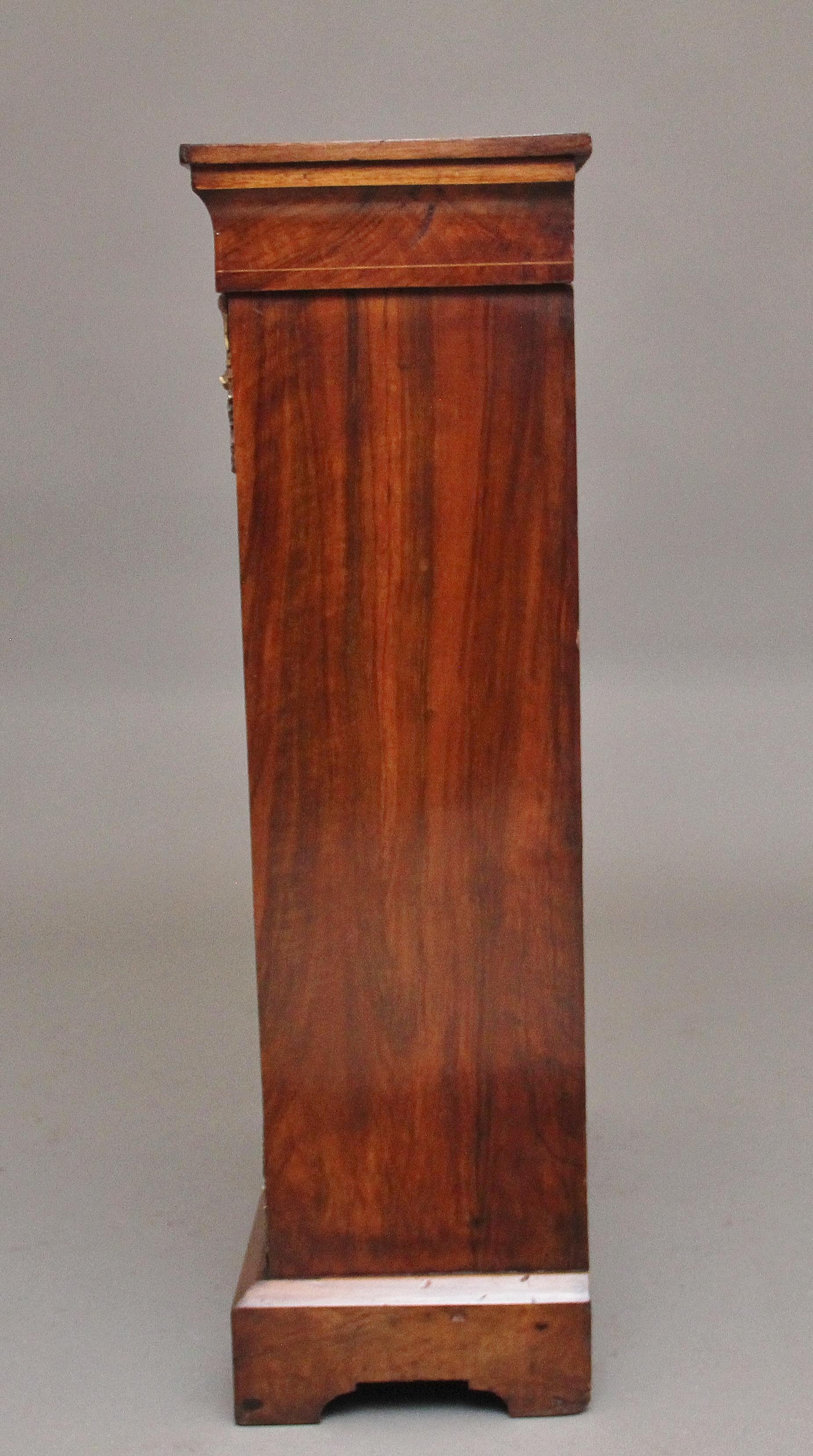 Nussbaum- und Intarsien-Pfeilerschrank aus dem 19. (Mittleres 19. Jahrhundert) im Angebot