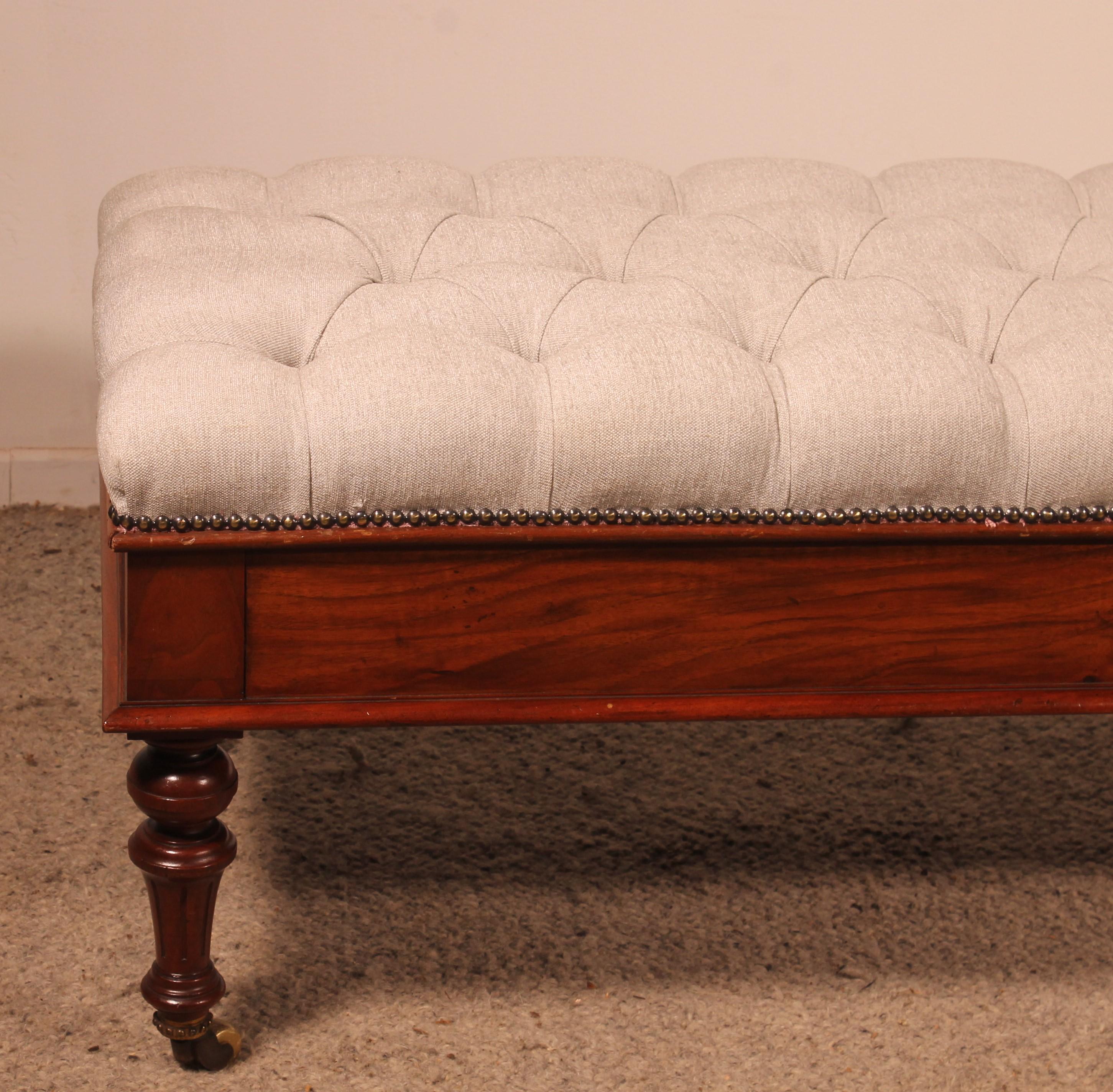lovely 19th century walnut bench from England covered with a chesterfield style seating

Very beautiful walnut base with a beautiful flame and a beautiful turning ending with casters

The bench has been covered with a pearl gray fabric. The