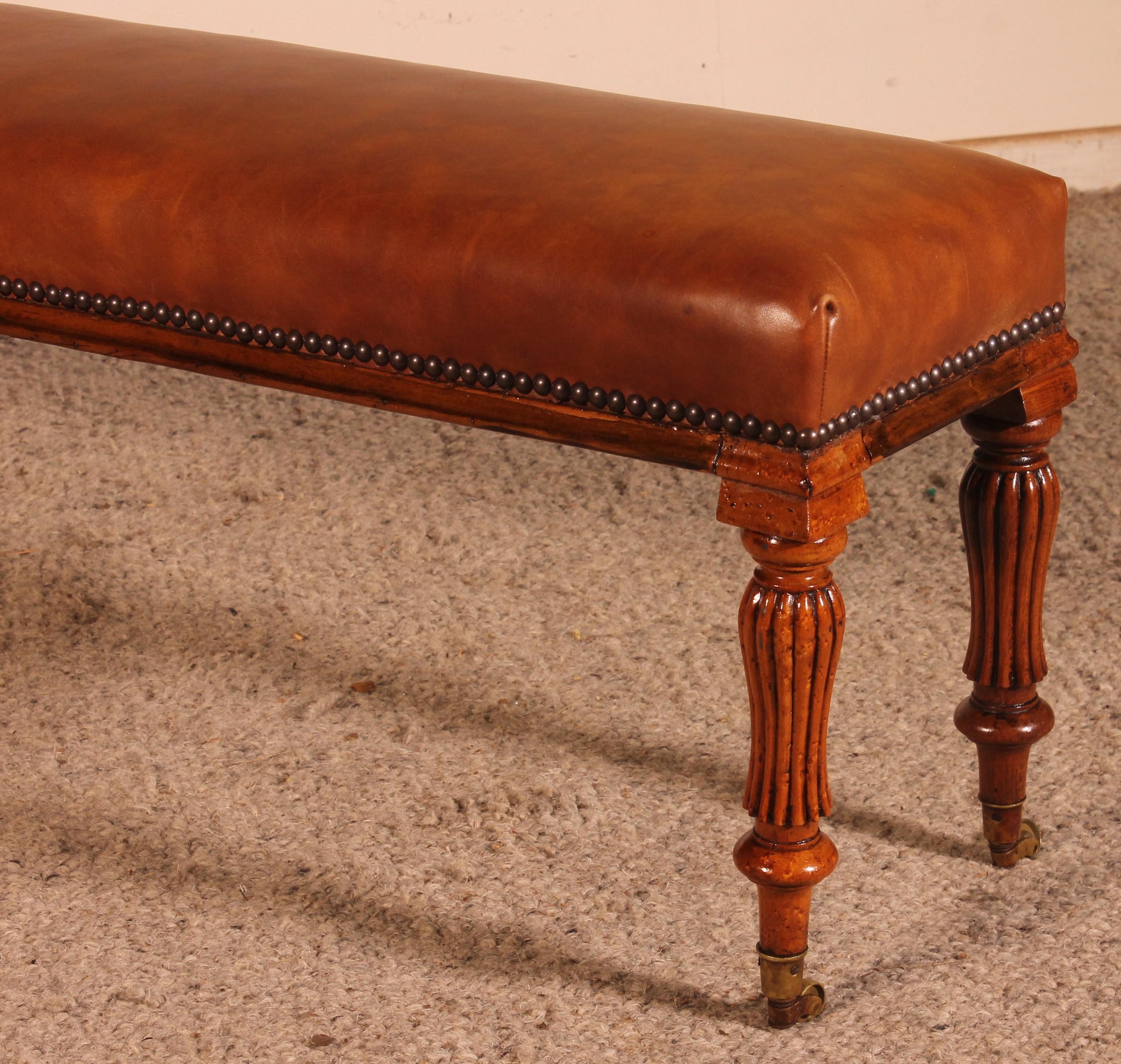 19th Century Walnut Bench Covered with a Cognac Leather In Good Condition In Brussels, Brussels