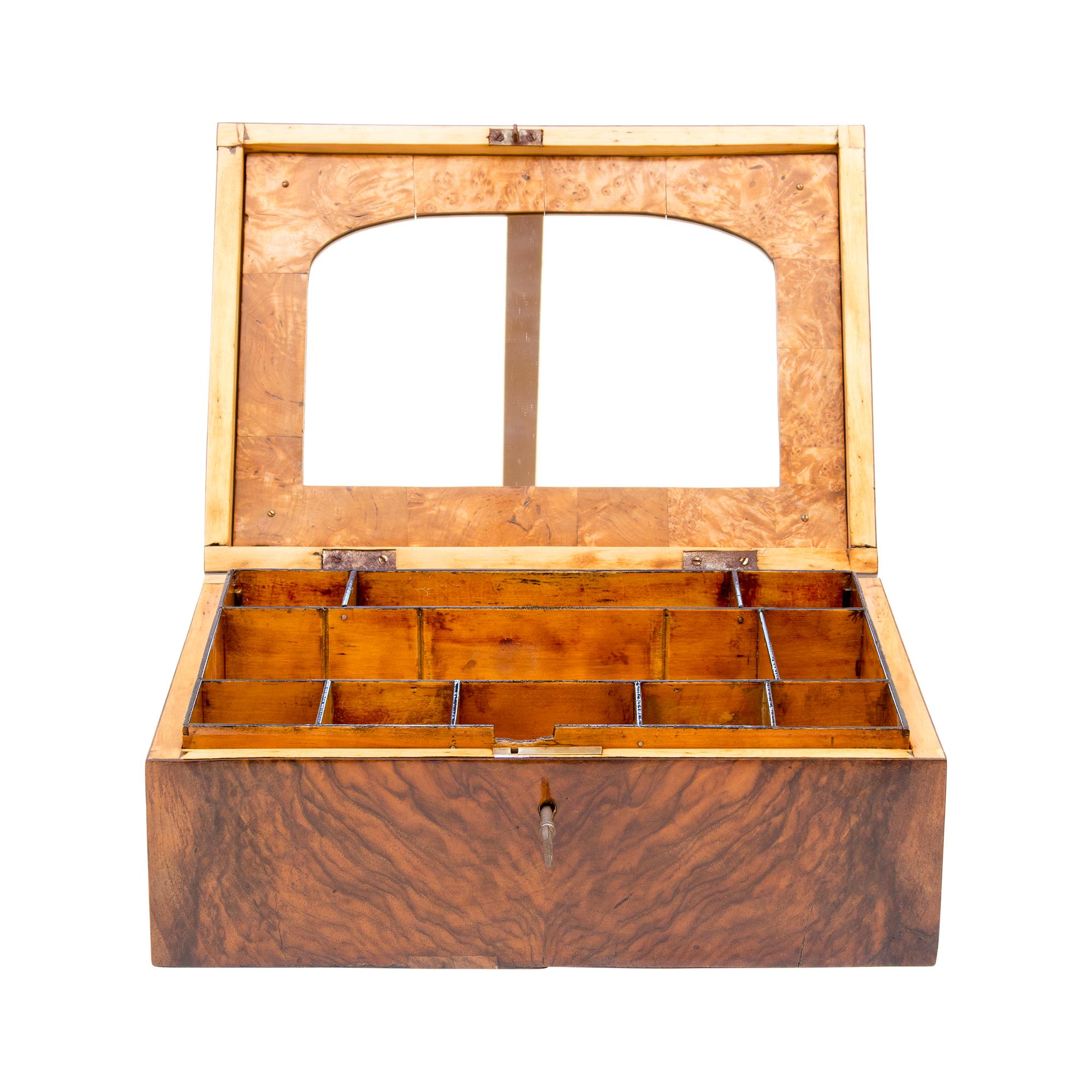 Bellissima scatola del periodo Biedermeier, realizzata con impiallacciatura di noce su un corpo in abete rosso, il fondo della scatola è in noce massiccio. Nella scatola c'è uno specchio nel coperchio e la parte superiore è un inserto da rimuovere.