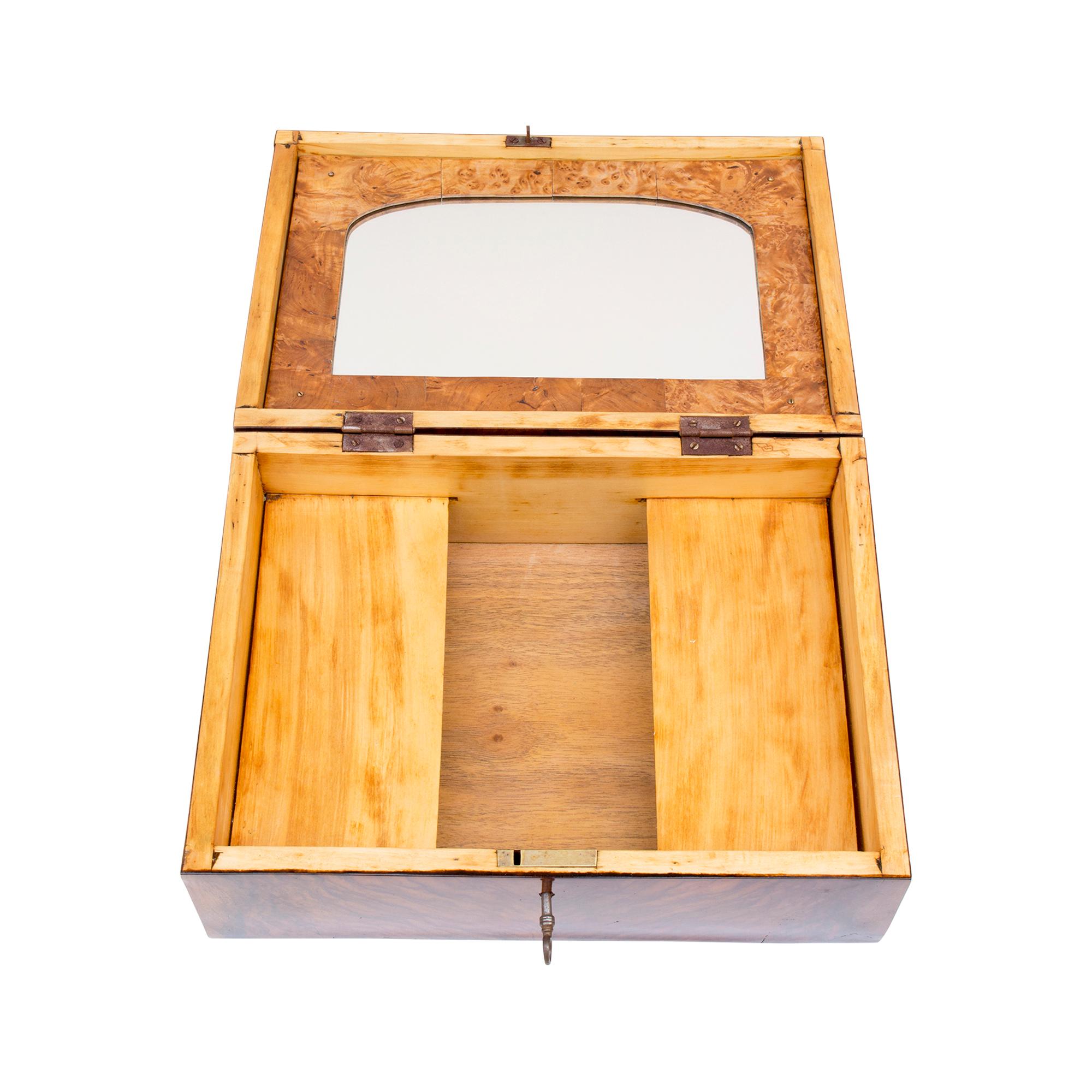 Biedermeier-Schachtel aus Nussbaumholz, 19. Jahrhundert (Poliert) im Angebot