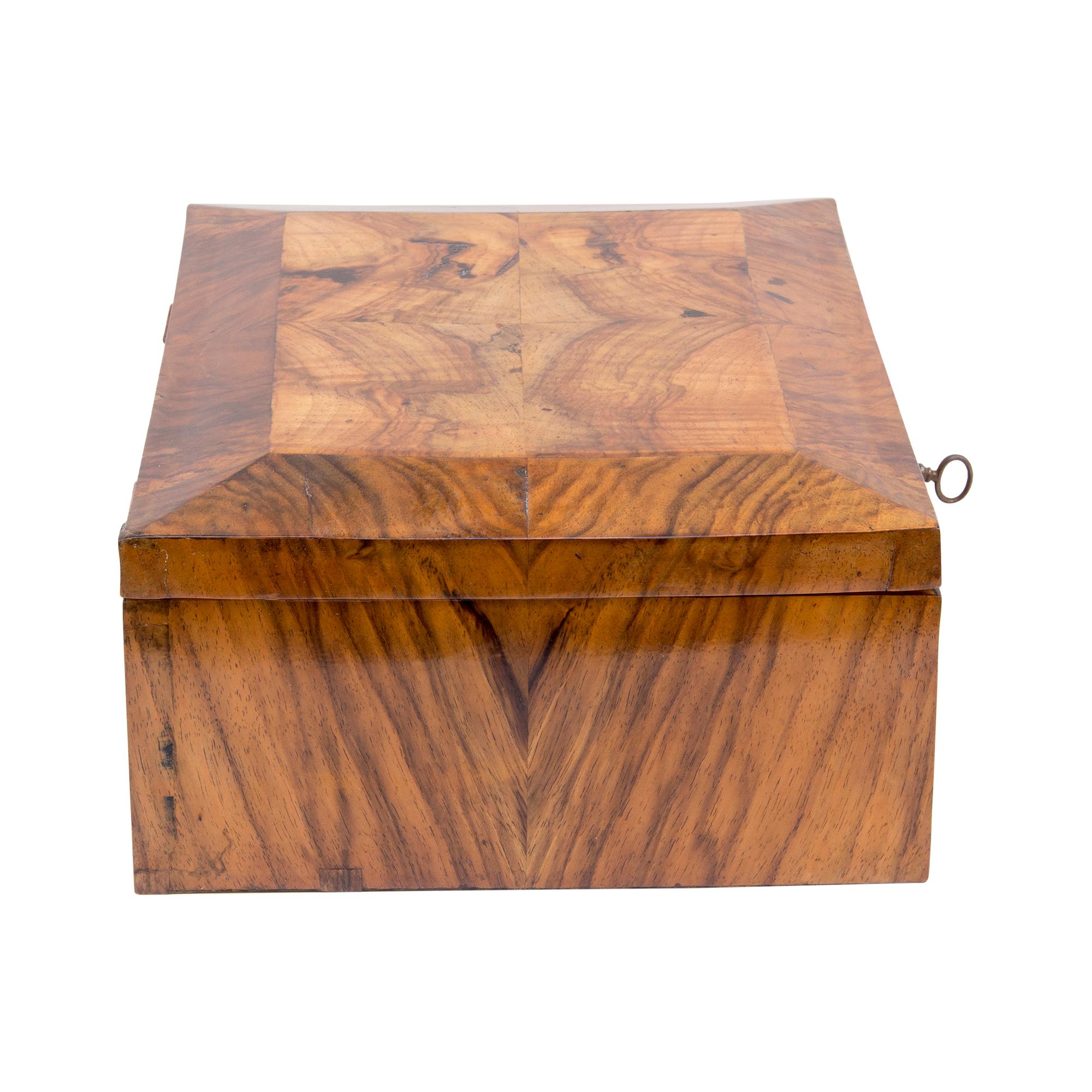 Biedermeier-Schachtel aus Nussbaumholz, 19. Jahrhundert im Angebot 1