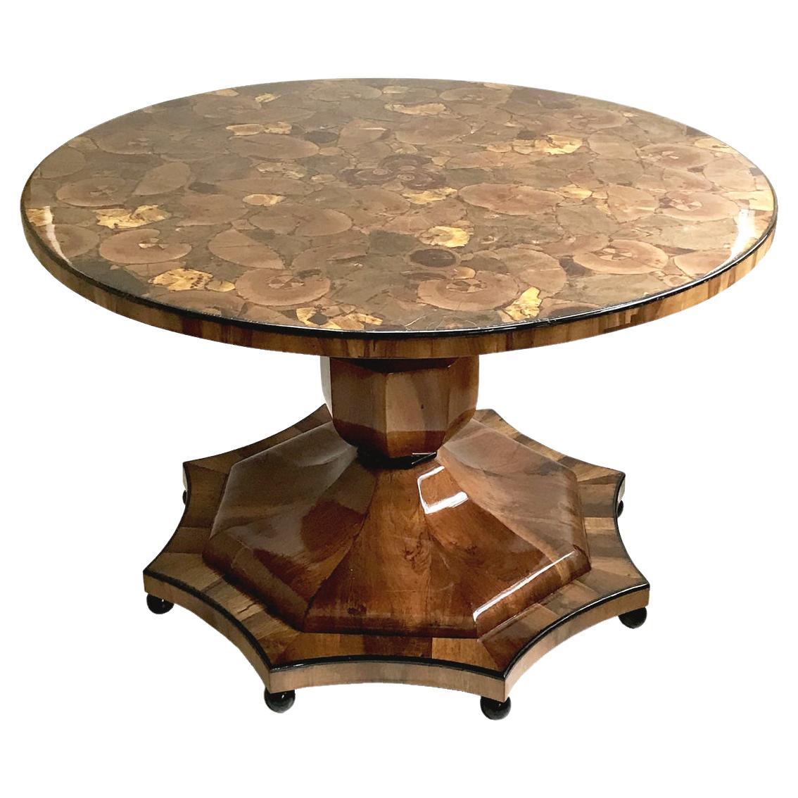 Biedermeier-Mitteltisch aus Nussbaum des 19. Jahrhunderts. Österreich, um 1825.