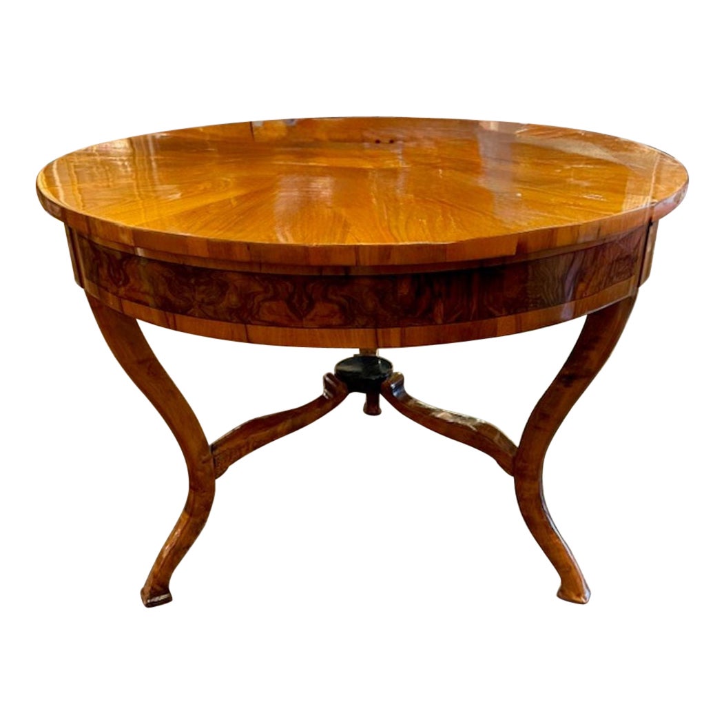 Table de centre Biedermeier en noyer du 19e siècle en vente