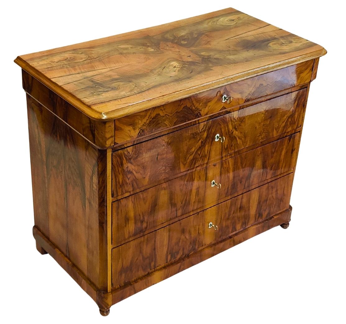 Lucidato Cassettiera Biedermeier in noce del XIX secolo in vendita