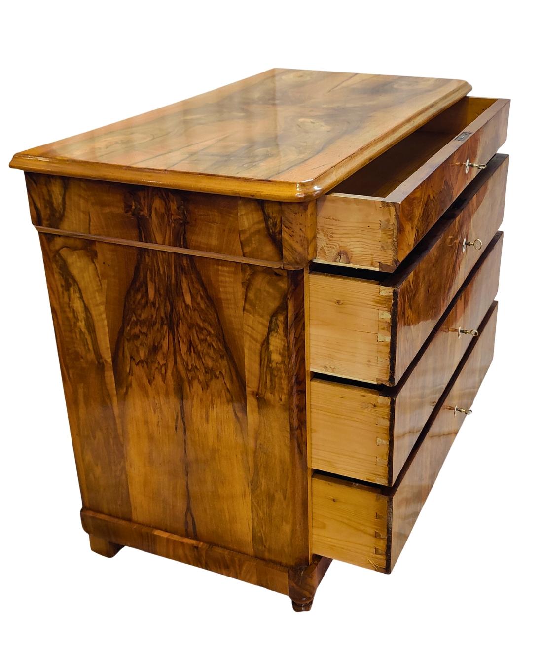 Cassettiera Biedermeier in noce del XIX secolo in vendita 1
