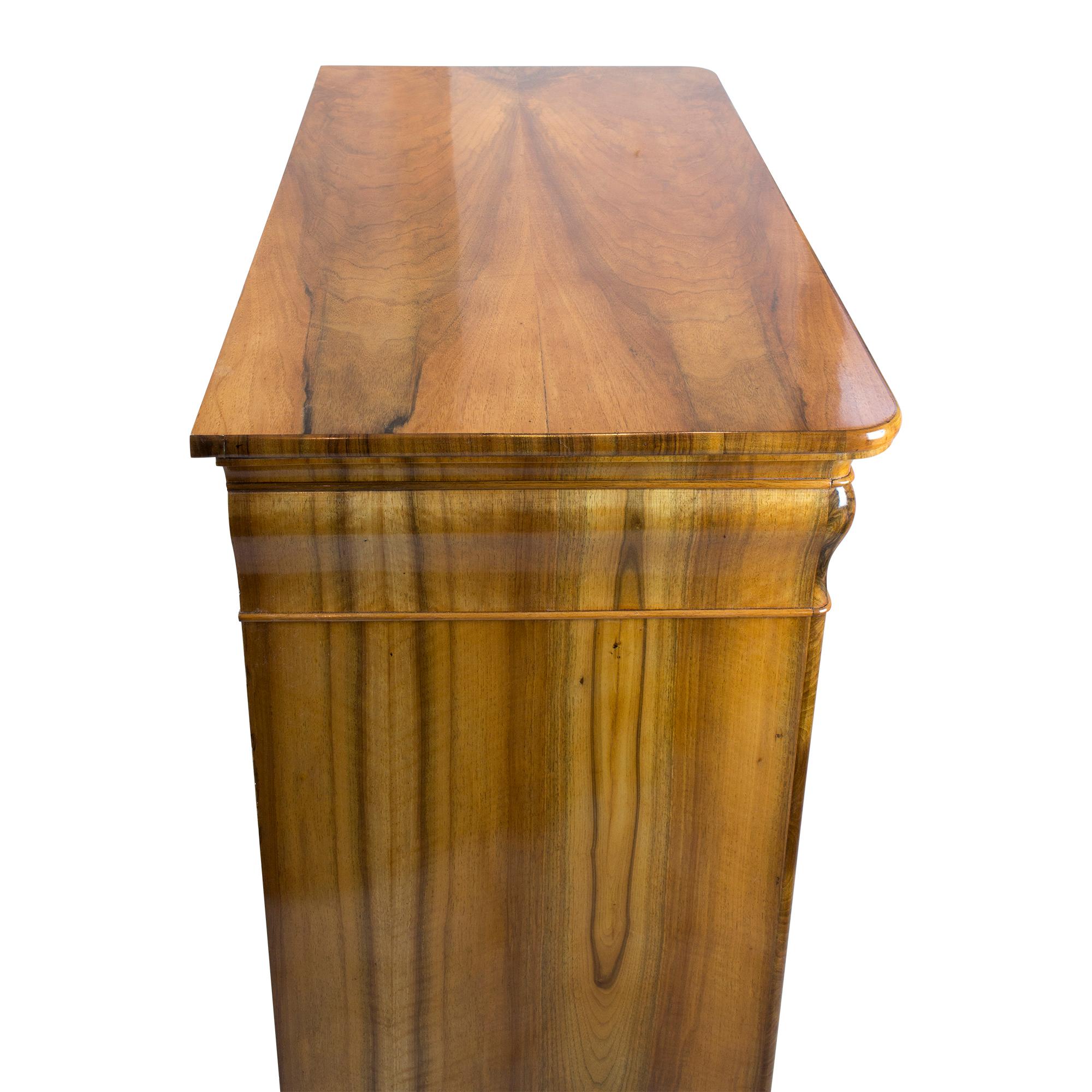 Chiffoniere / Cassettiera alta in noce Biedermeier del XIX secolo in vendita 4
