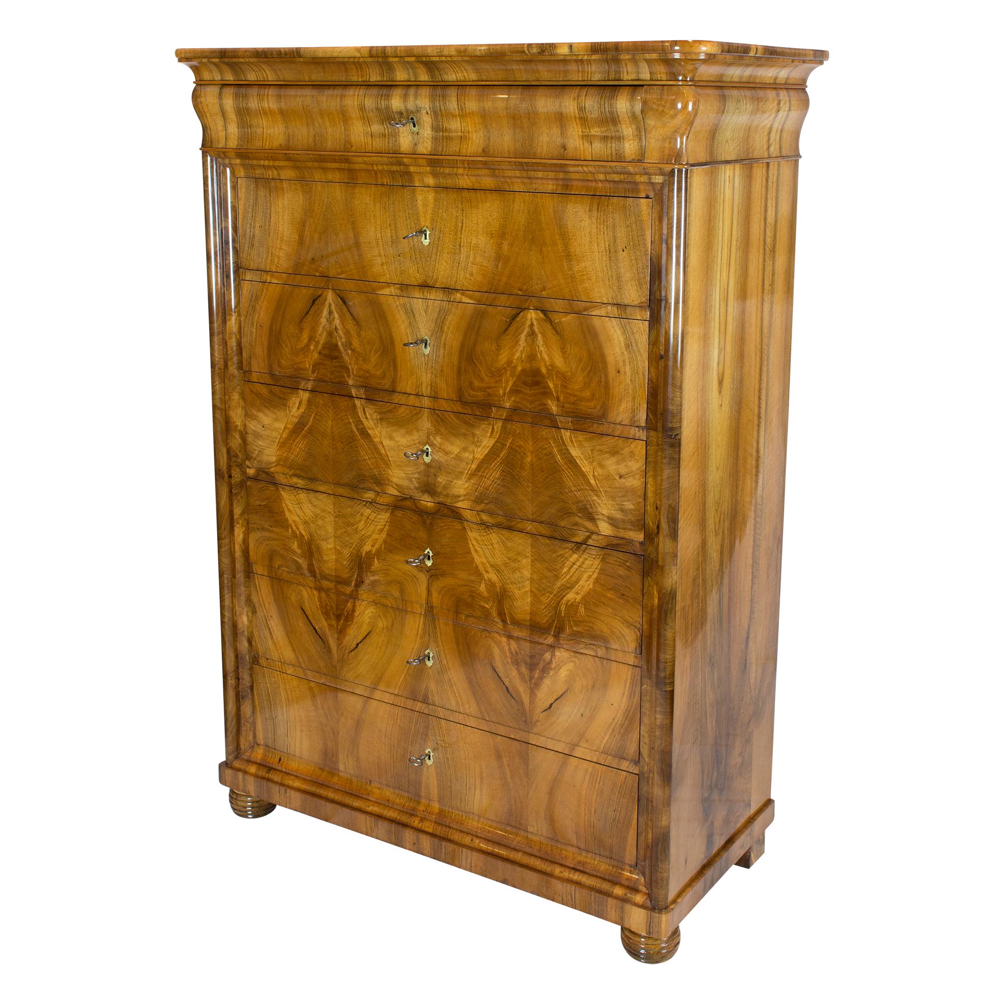 Tedesco Chiffoniere / Cassettiera alta in noce Biedermeier del XIX secolo in vendita