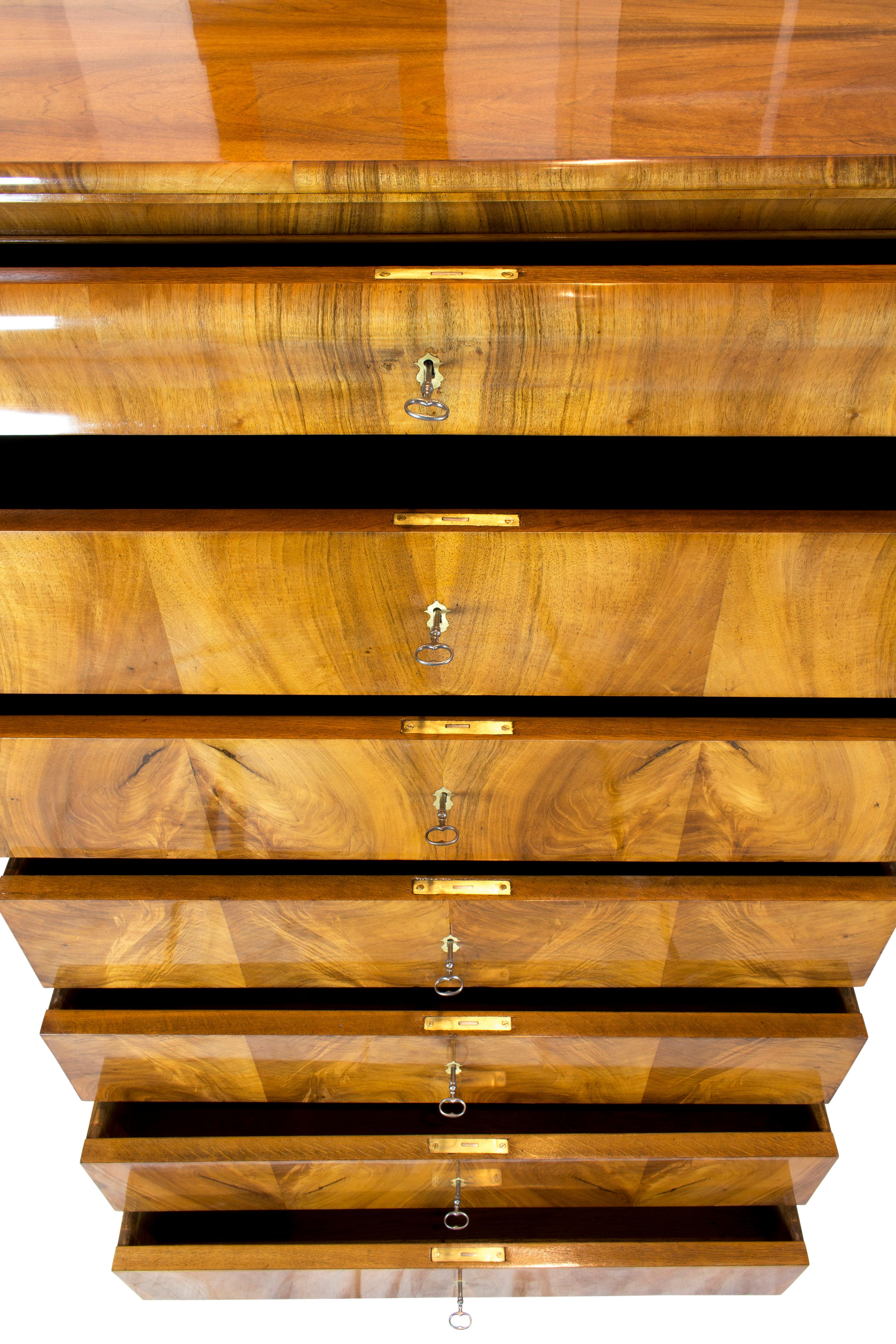 Chiffoniere / Cassettiera alta in noce Biedermeier del XIX secolo in vendita 1