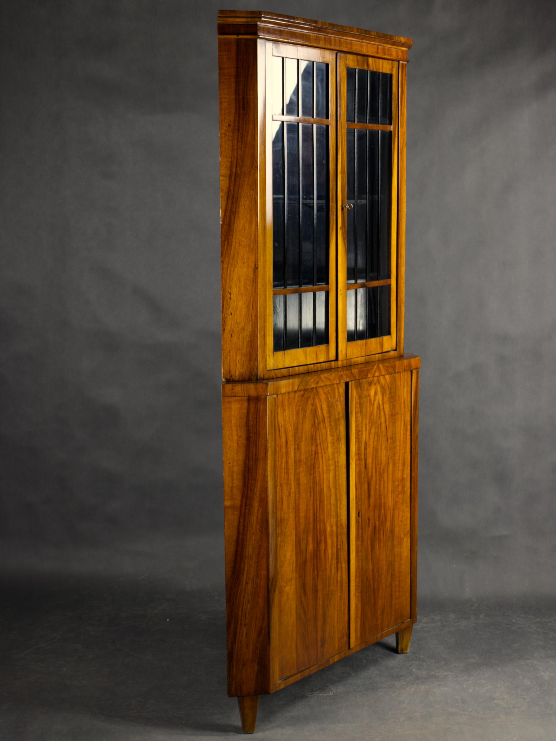 Biedermeier-Eckvitrine aus Nussbaum, 19. Jahrhundert, um 1880 im Angebot 5