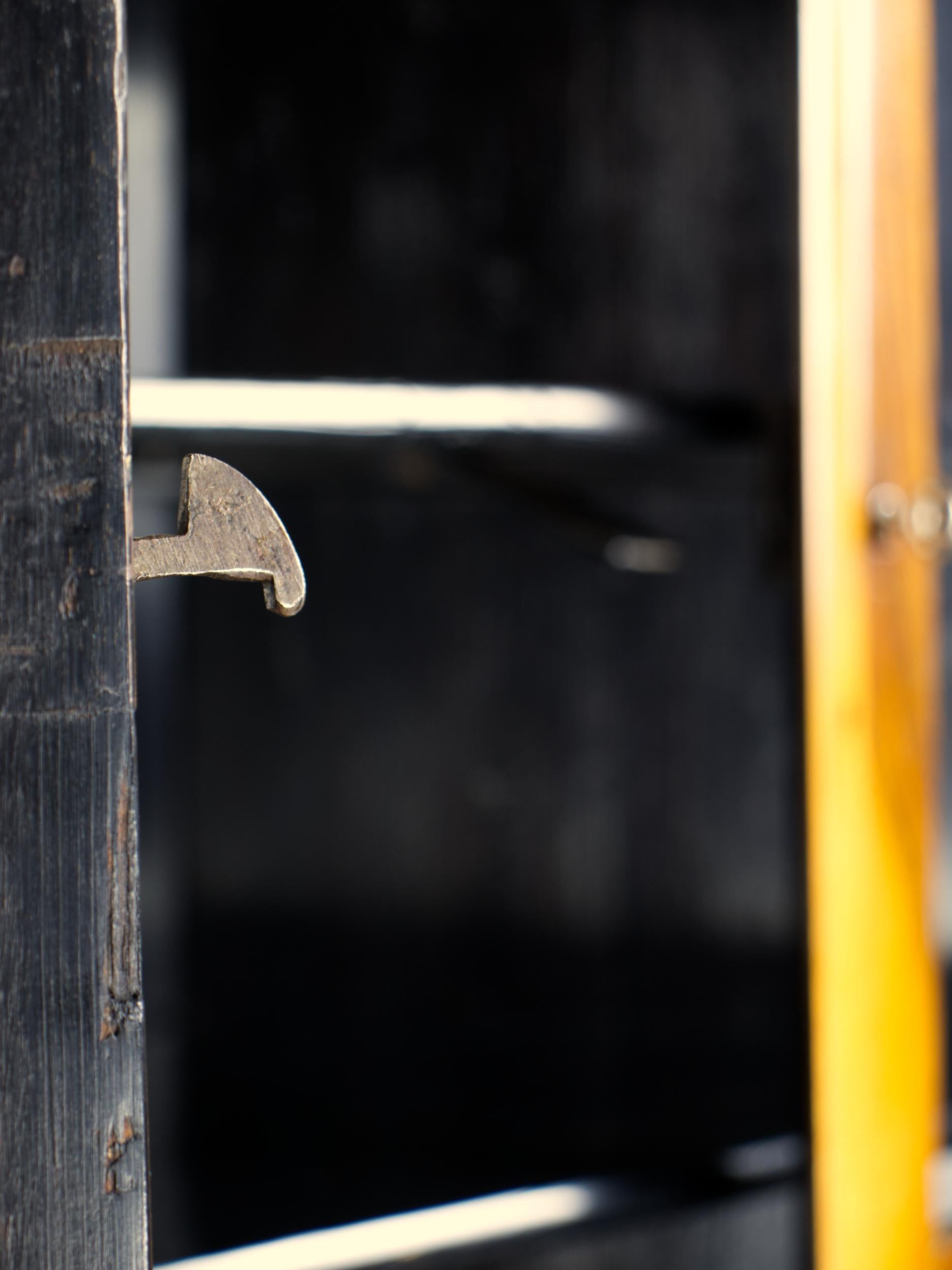 Biedermeier-Eckvitrine aus Nussbaum, 19. Jahrhundert, um 1880 im Angebot 7