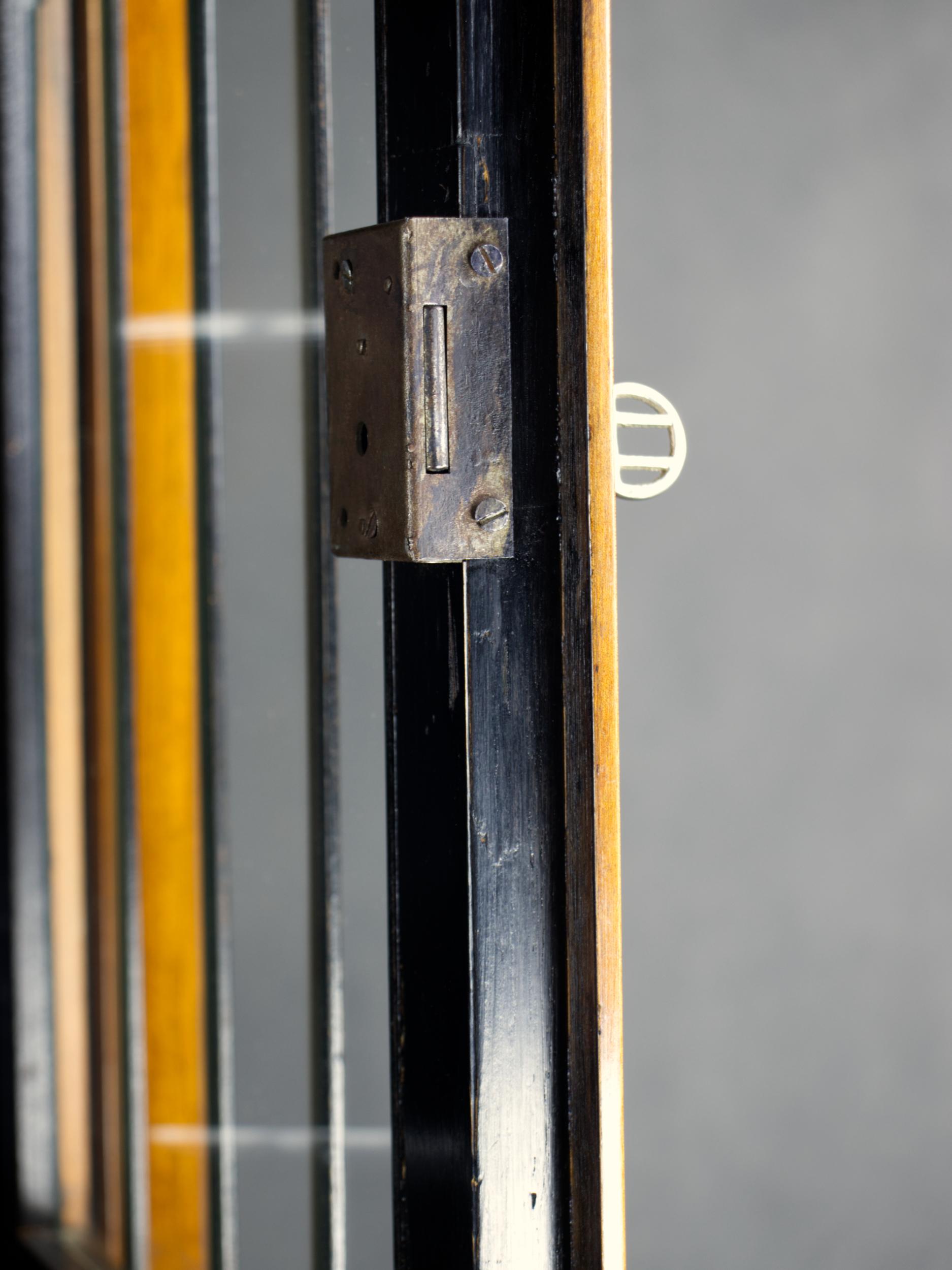 Biedermeier-Eckvitrine aus Nussbaum, 19. Jahrhundert, um 1880 im Angebot 8