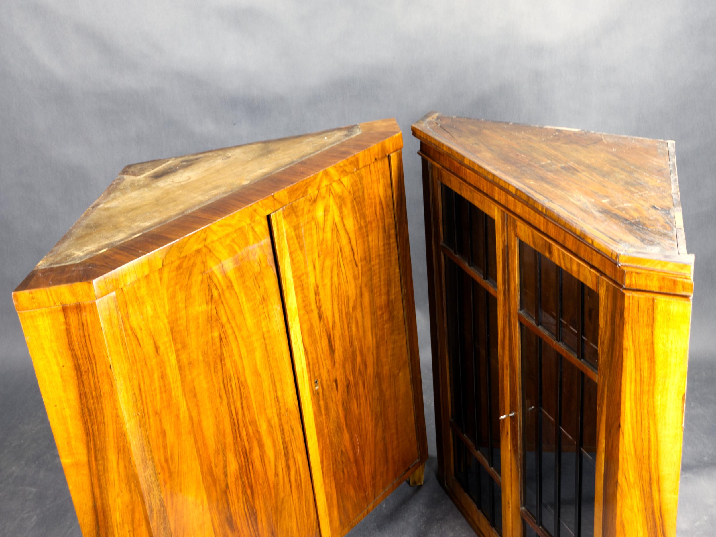 Biedermeier-Eckvitrine aus Nussbaum, 19. Jahrhundert, um 1880 im Angebot 9