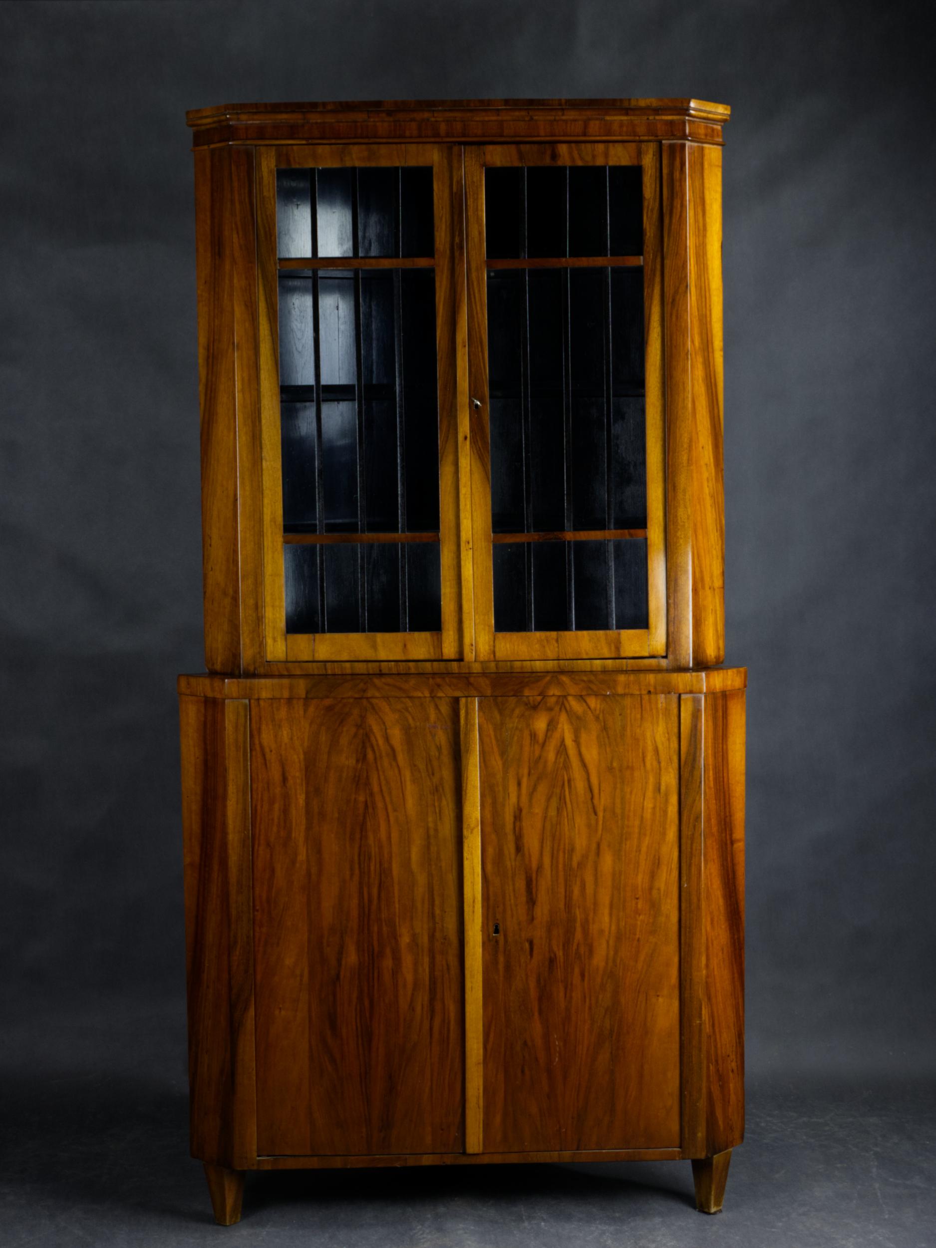 Biedermeier-Eckvitrine aus Nussbaum, 19. Jahrhundert, um 1880 (Österreichisch) im Angebot