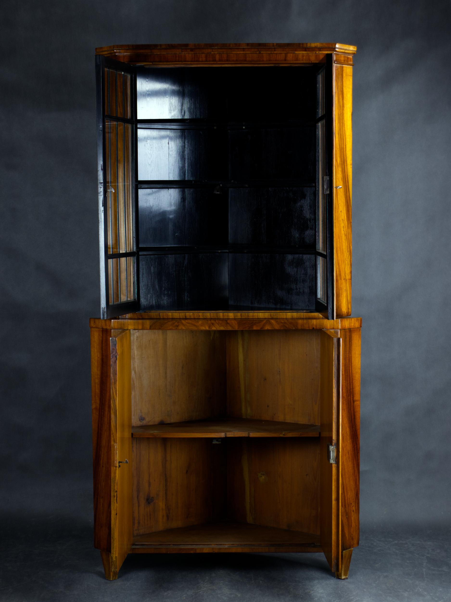 Biedermeier-Eckvitrine aus Nussbaum, 19. Jahrhundert, um 1880 im Zustand „Relativ gut“ im Angebot in Lucenec, SK