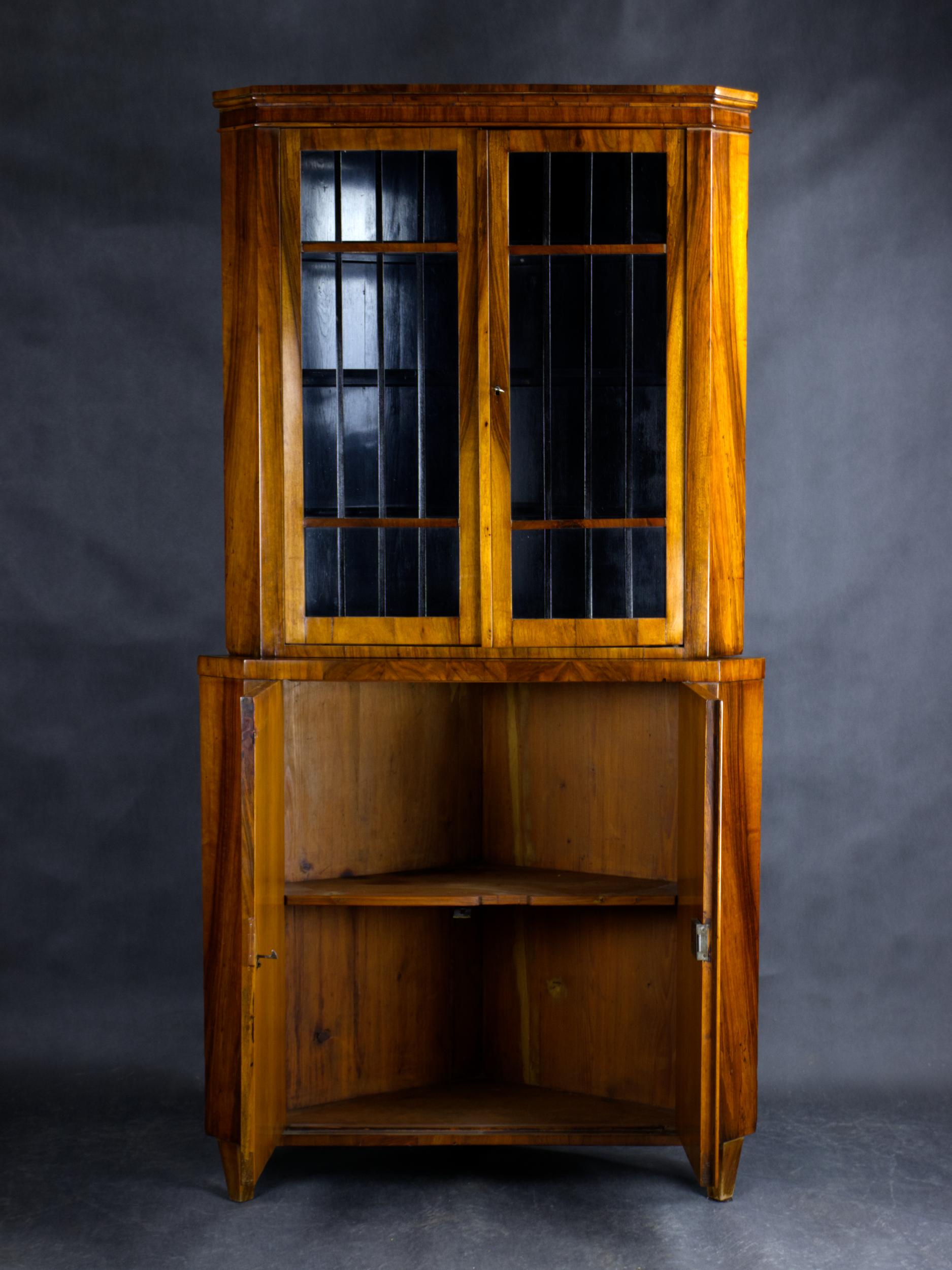 Biedermeier-Eckvitrine aus Nussbaum, 19. Jahrhundert, um 1880 (Glas) im Angebot