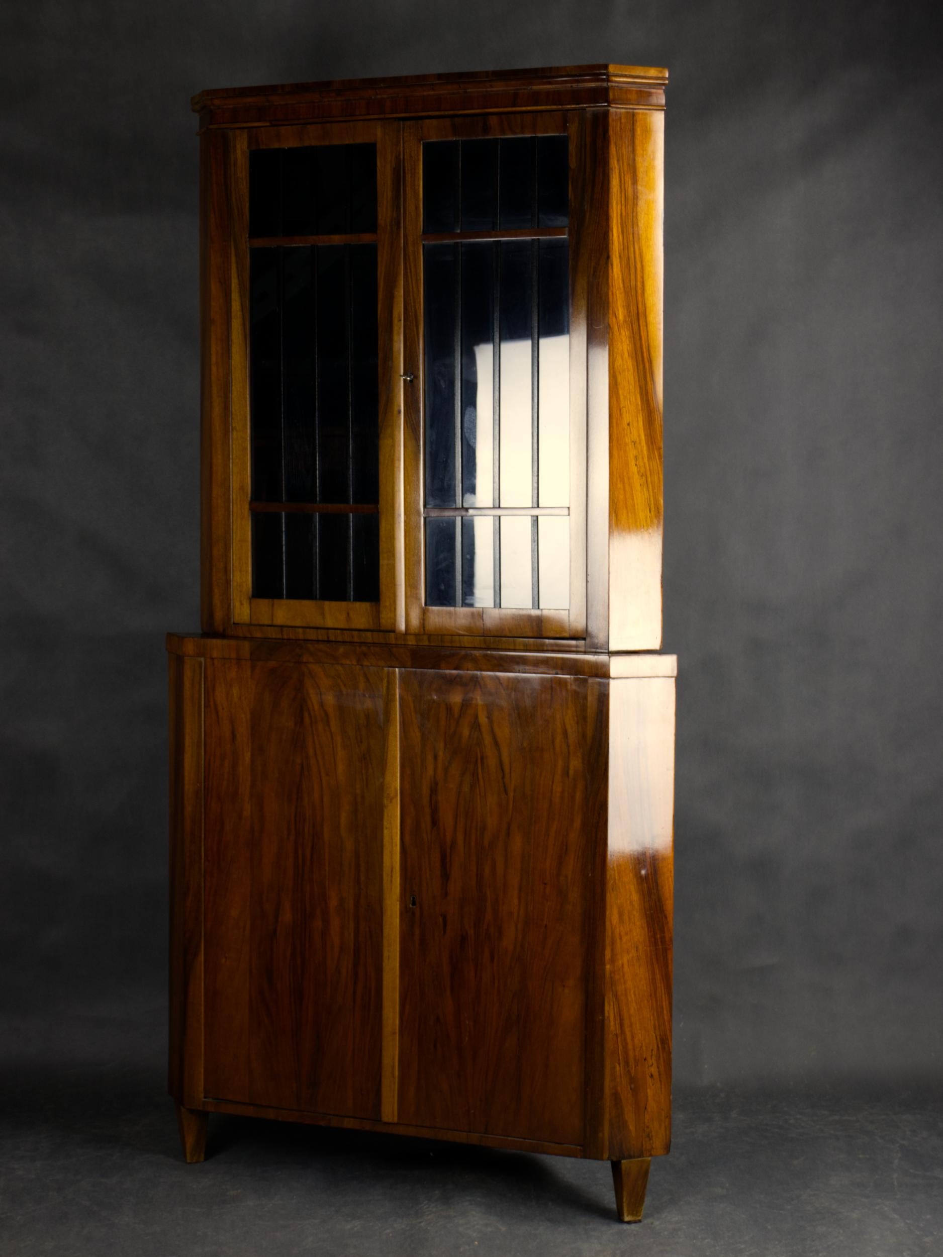 Biedermeier-Eckvitrine aus Nussbaum, 19. Jahrhundert, um 1880 im Angebot 1
