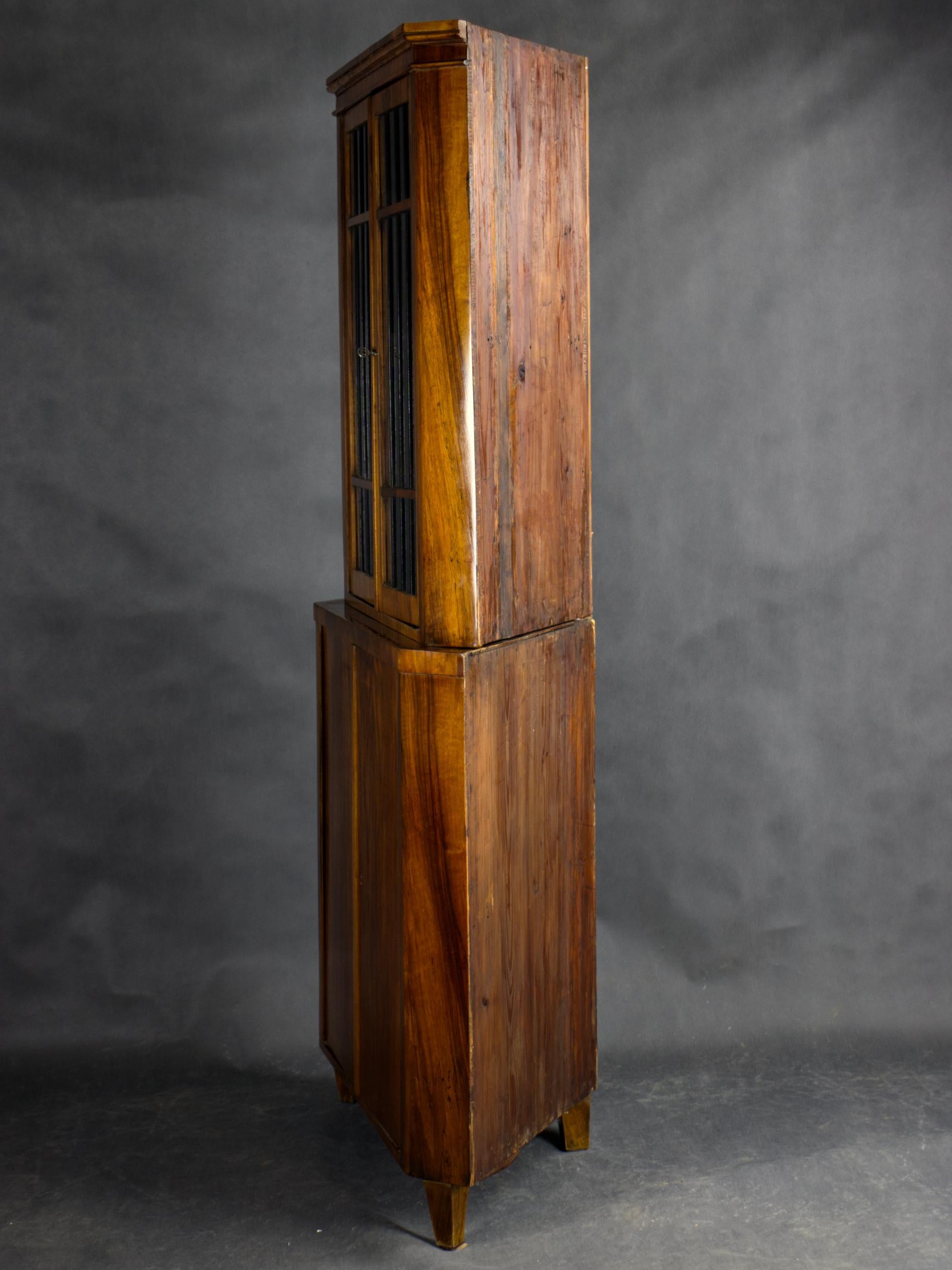 Biedermeier-Eckvitrine aus Nussbaum, 19. Jahrhundert, um 1880 im Angebot 2