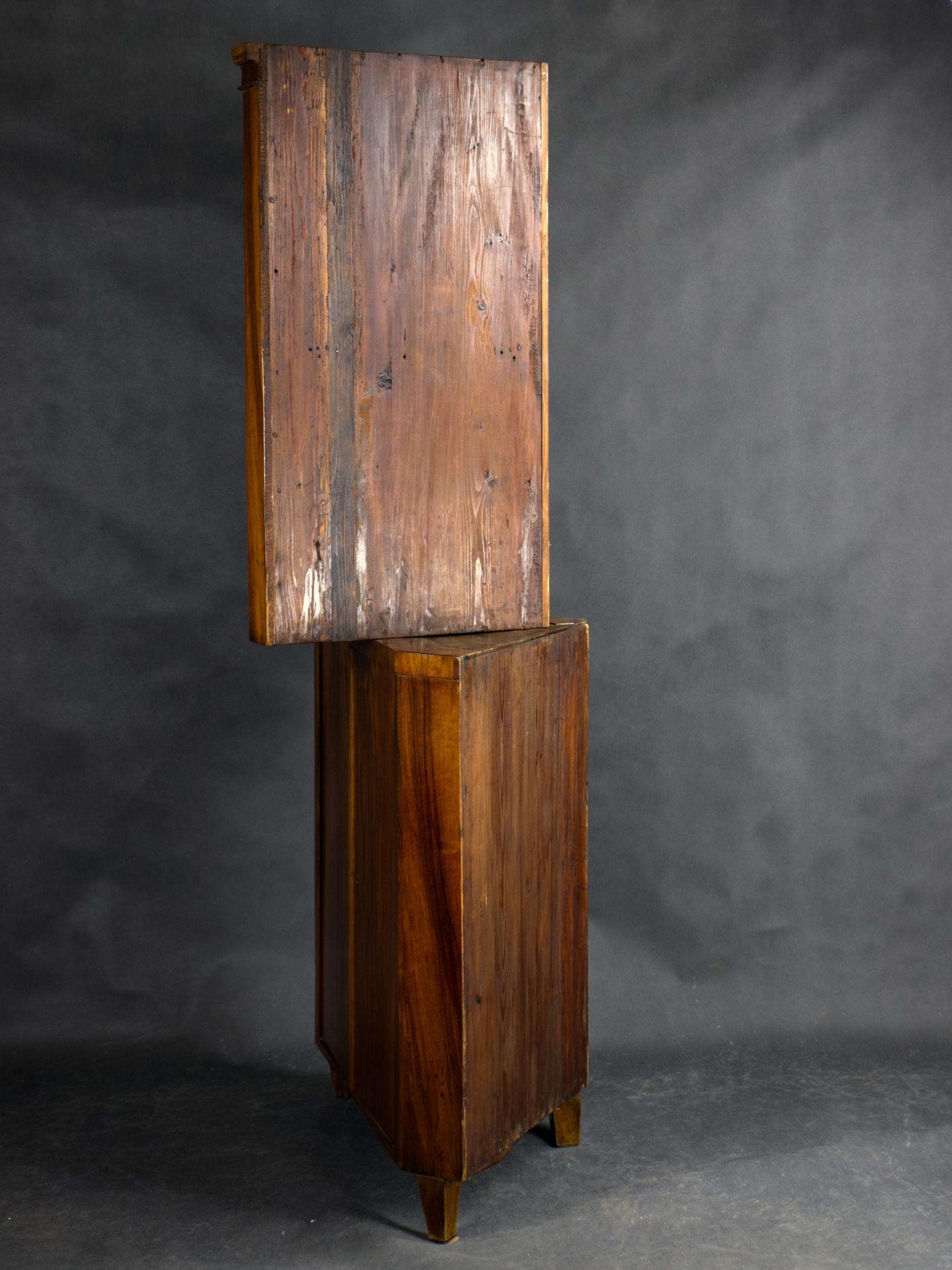 Biedermeier-Eckvitrine aus Nussbaum, 19. Jahrhundert, um 1880 im Angebot 3