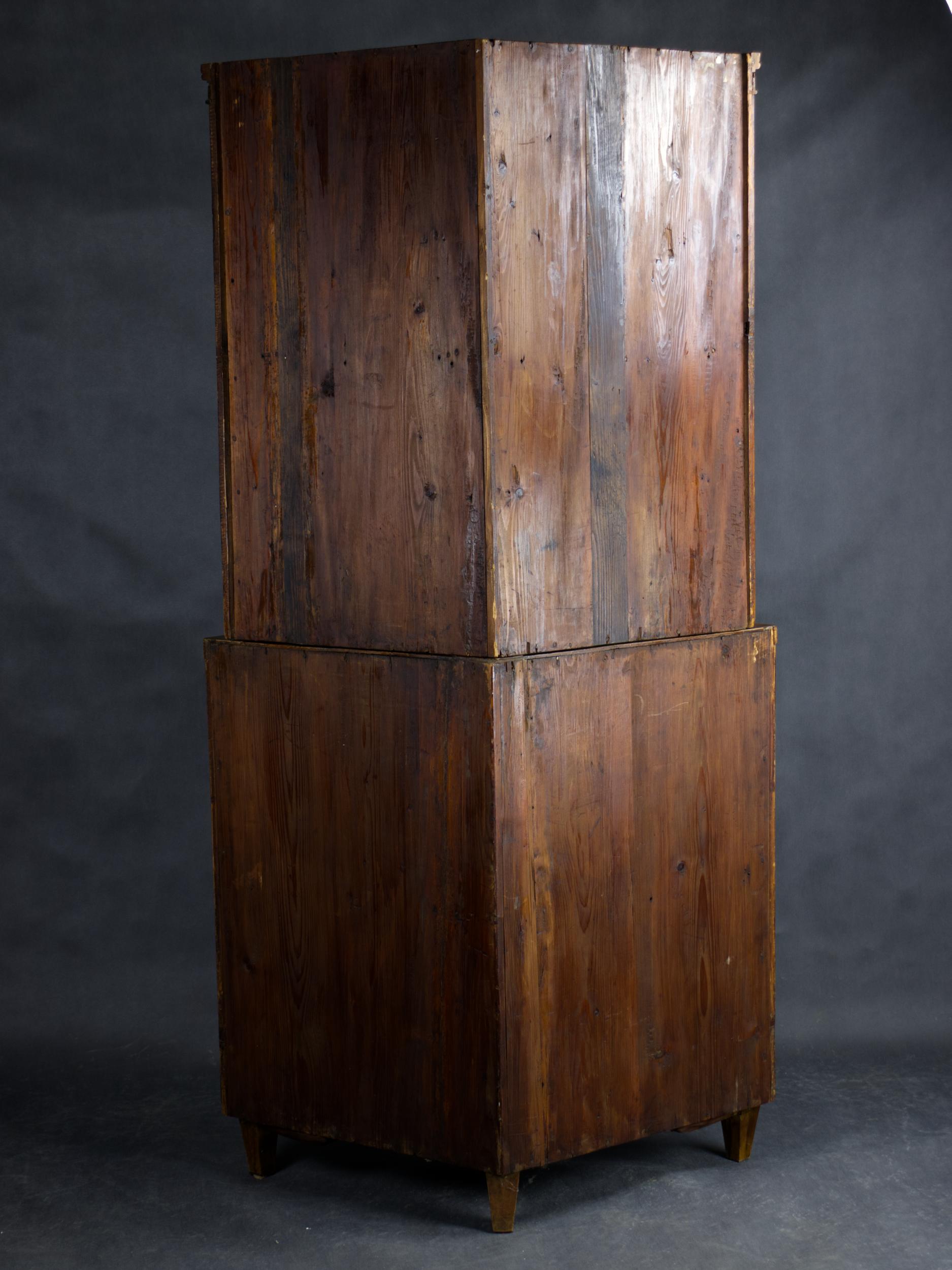 Biedermeier-Eckvitrine aus Nussbaum, 19. Jahrhundert, um 1880 im Angebot 4