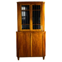 Biedermeier-Eckvitrine aus Nussbaum, 19. Jahrhundert, um 1880