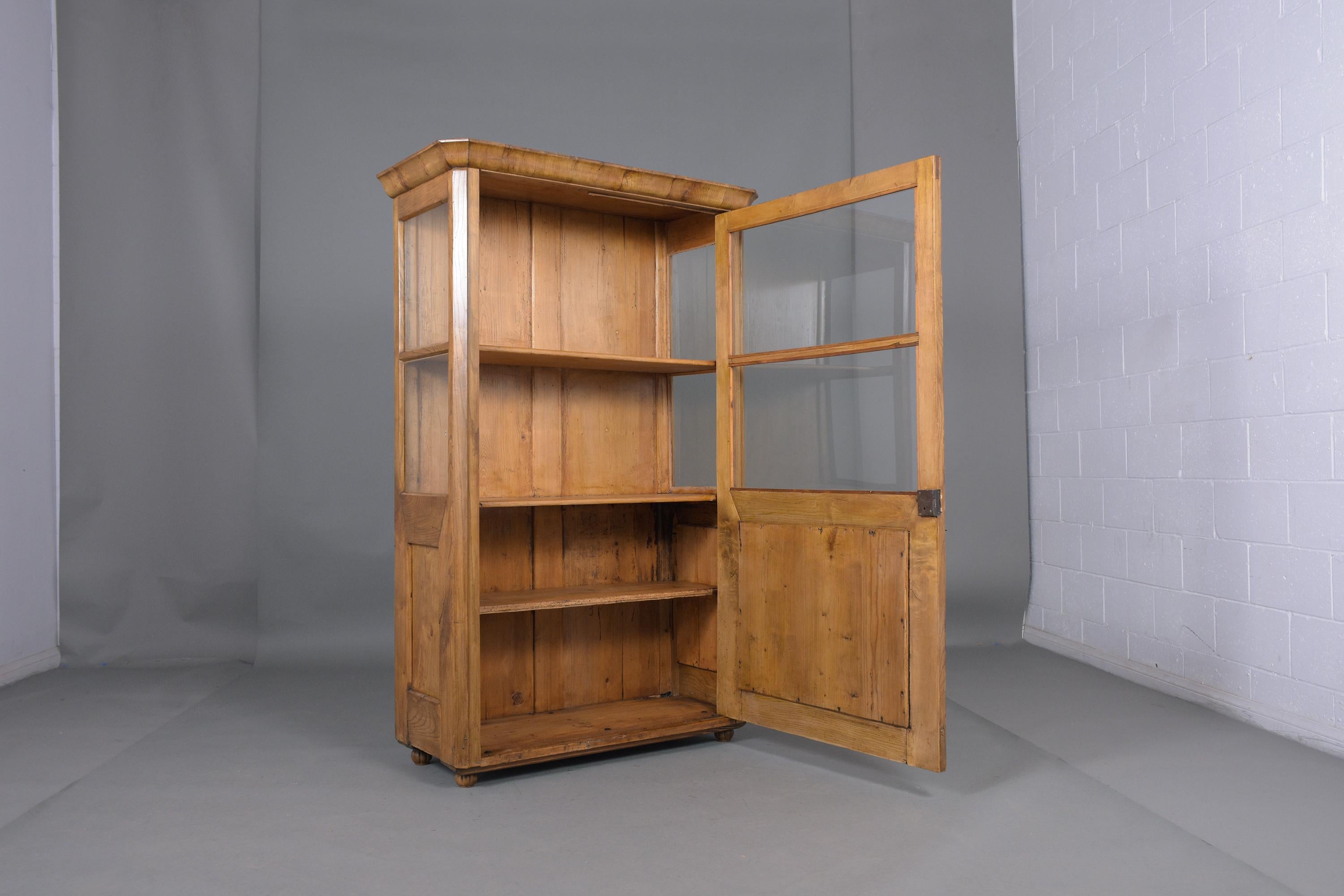 19th-Century Walnut Bookcase with Glass Inserts - Antique Elegance In Good Condition In Los Angeles, CA