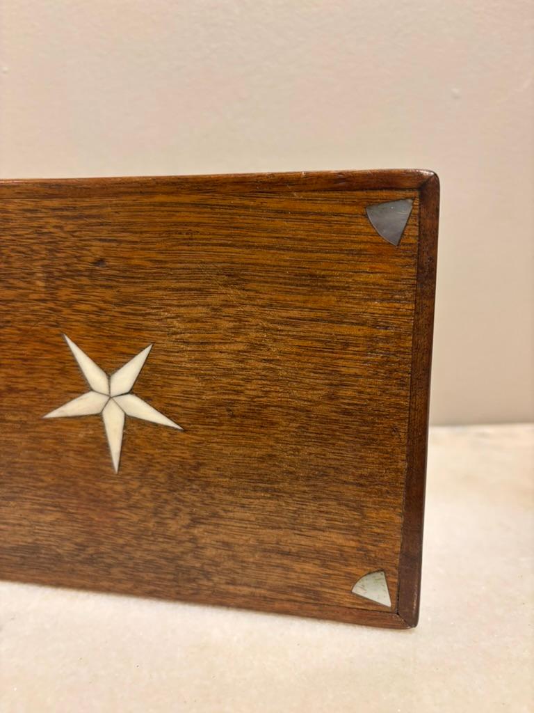 Caja de nogal del siglo XIX con incrustaciones de hueso y nácar en venta 3
