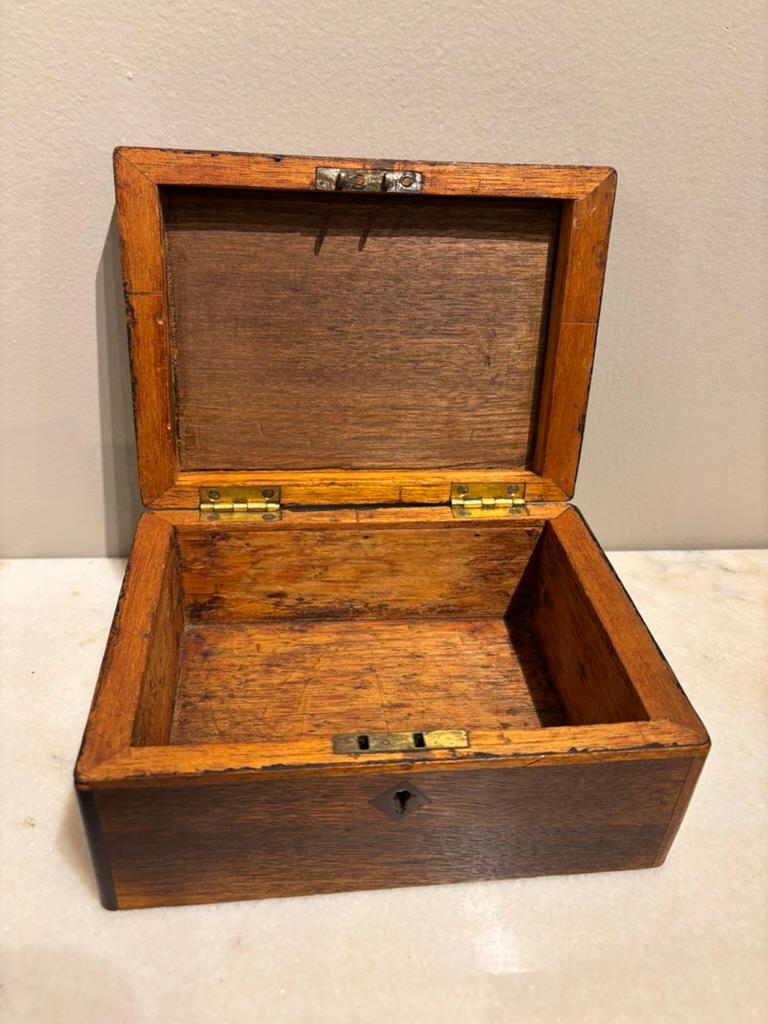 Caja de nogal del siglo XIX con incrustaciones de hueso y nácar en venta 4
