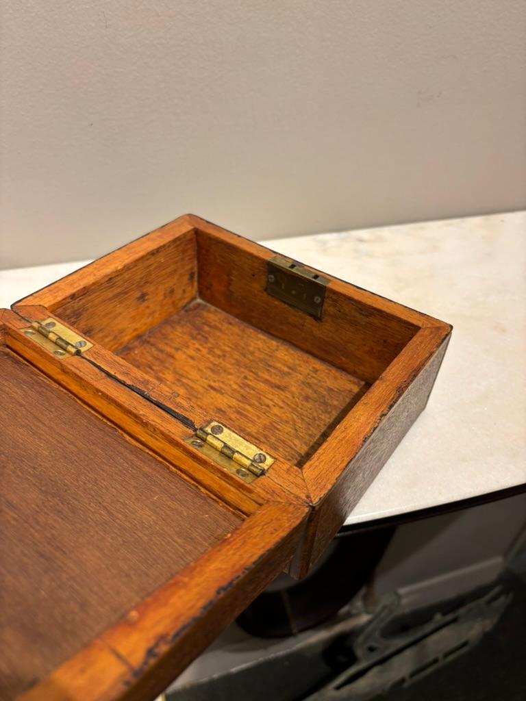 Caja de nogal del siglo XIX con incrustaciones de hueso y nácar en venta 5