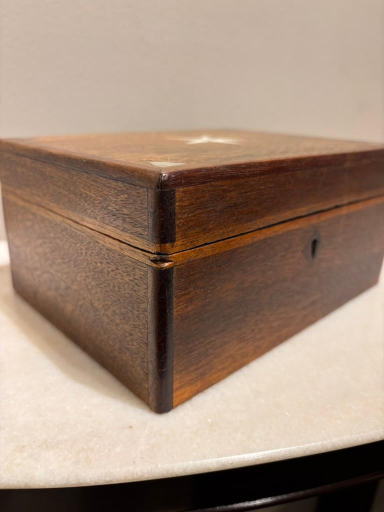 Caja de nogal del siglo XIX con incrustaciones de hueso y nácar en venta 6