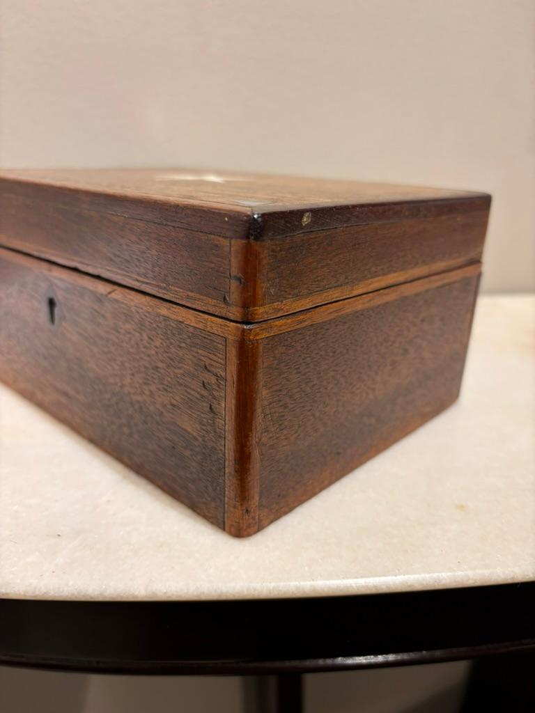 Caja de nogal del siglo XIX con incrustaciones de hueso y nácar en venta 7