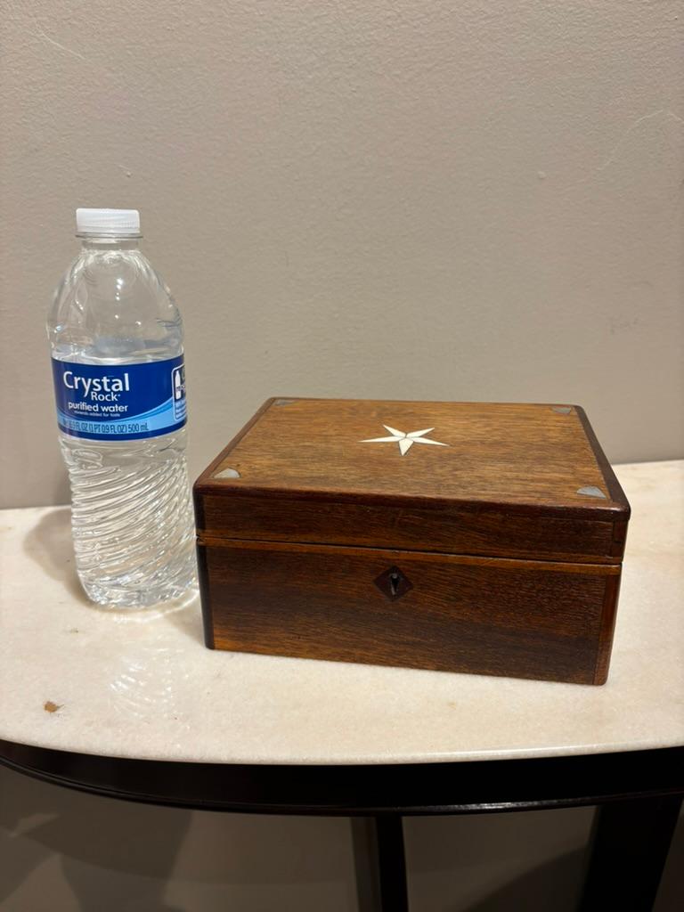 Caja de nogal del siglo XIX con incrustaciones de hueso y nácar en venta 9