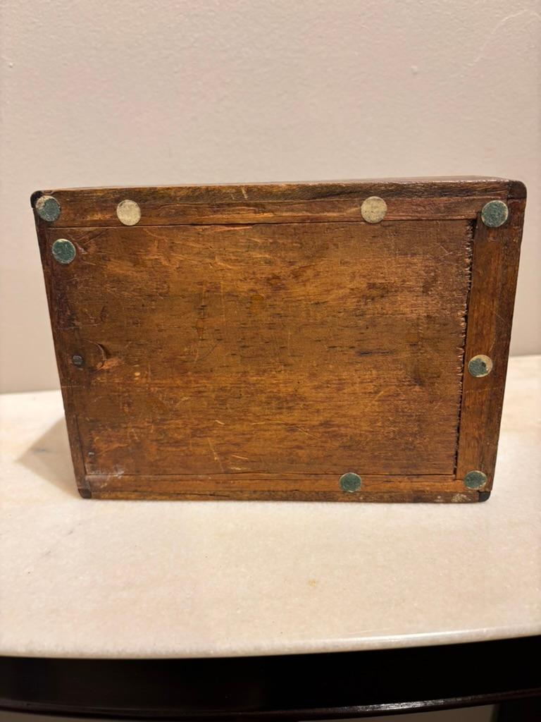 Caja de nogal del siglo XIX con incrustaciones de hueso y nácar en venta 10