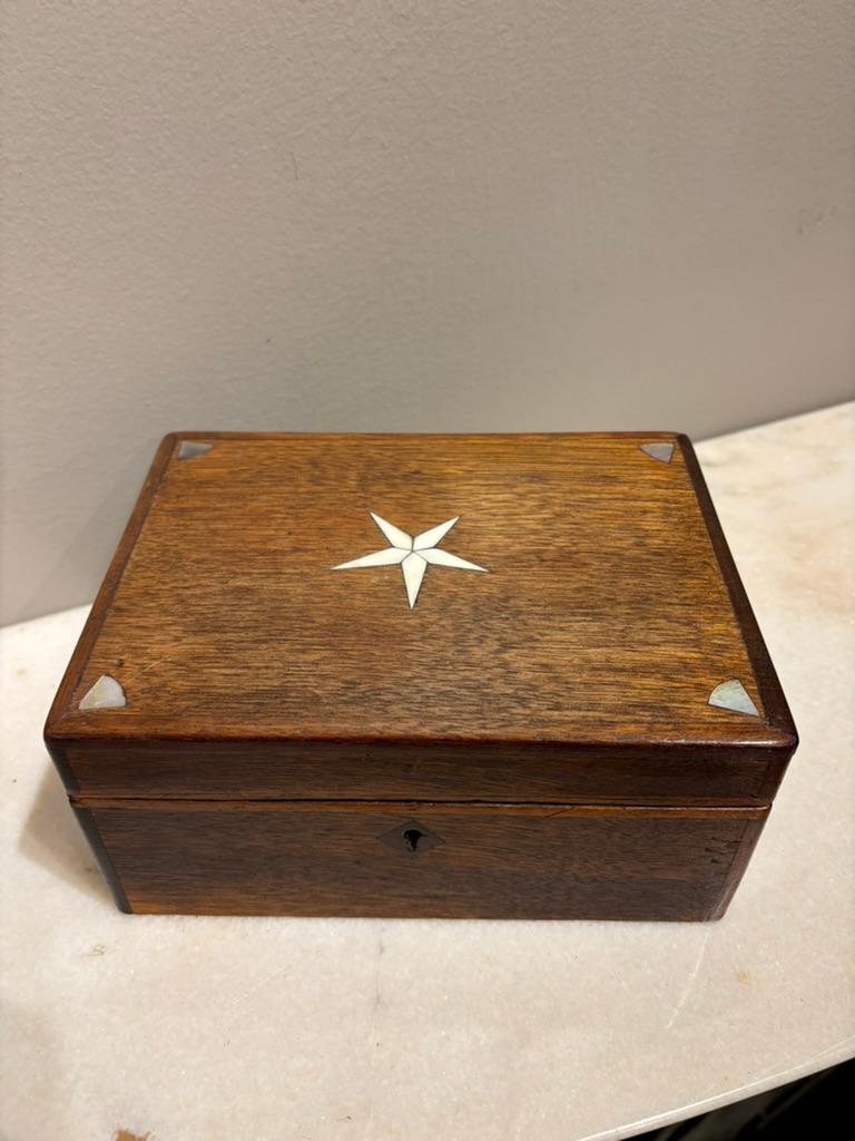 Caja de nogal del siglo XIX con incrustaciones de hueso y nácar Arte popular en venta