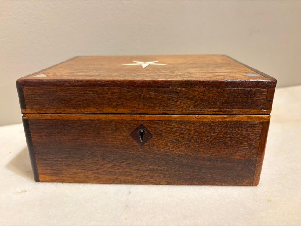 Caja de nogal del siglo XIX con incrustaciones de hueso y nácar Estadounidense en venta