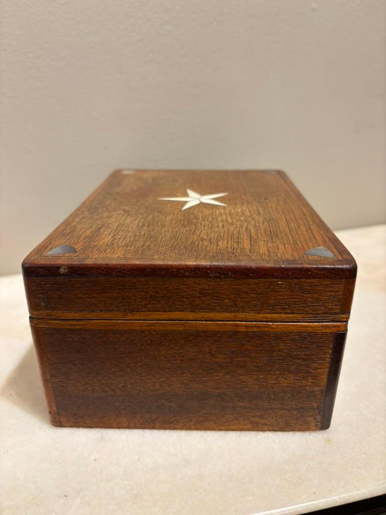 Caja de nogal del siglo XIX con incrustaciones de hueso y nácar Hecho a mano en venta