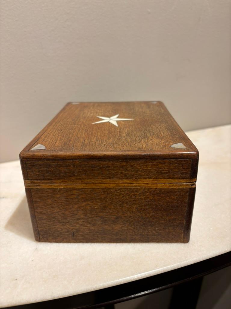 Caja de nogal del siglo XIX con incrustaciones de hueso y nácar Hueso en venta